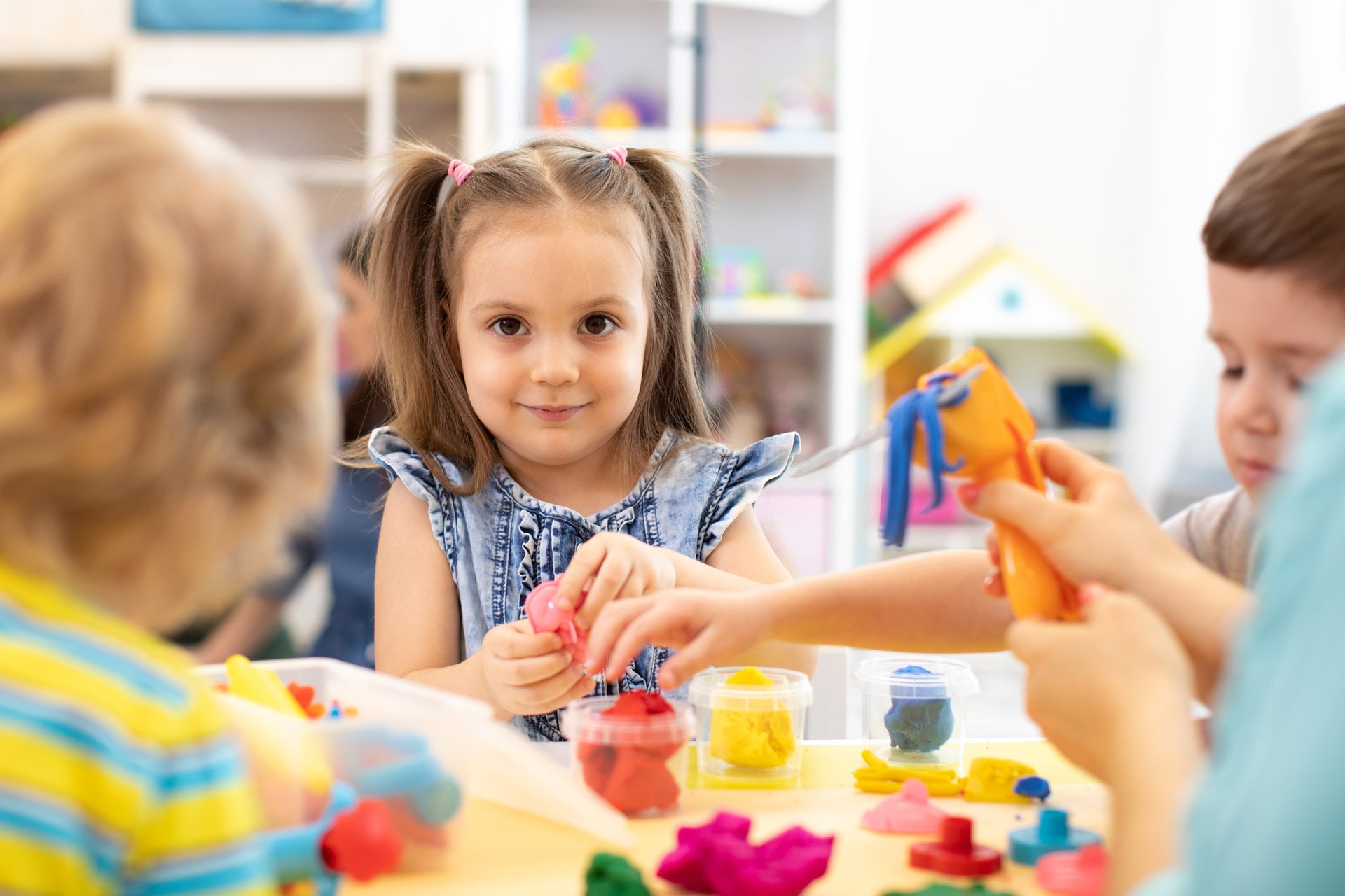 Kidsco Kita Kinder spielen zusammen