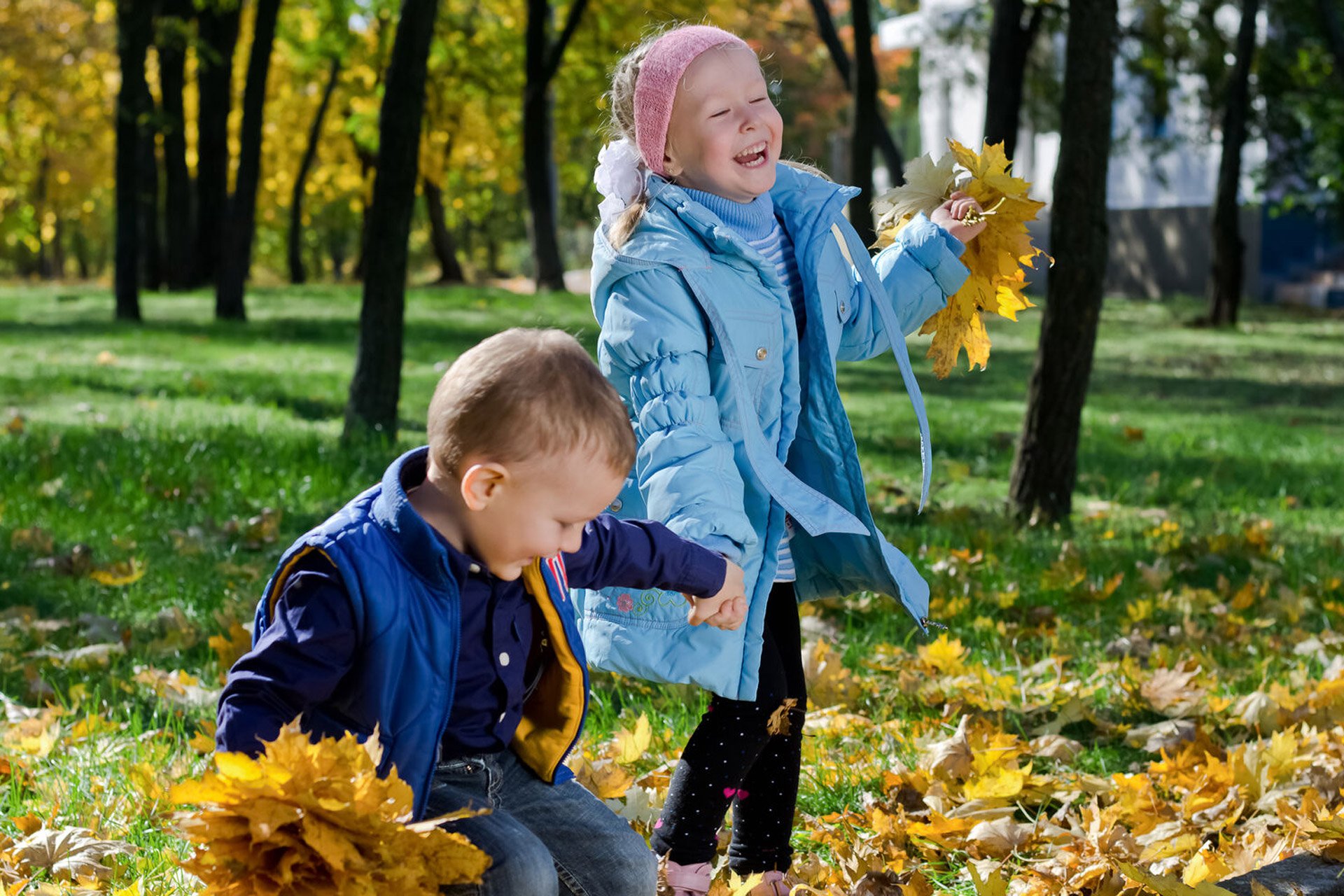 Kidsco Kita Kinder spielen mit Blätter im Herbst
