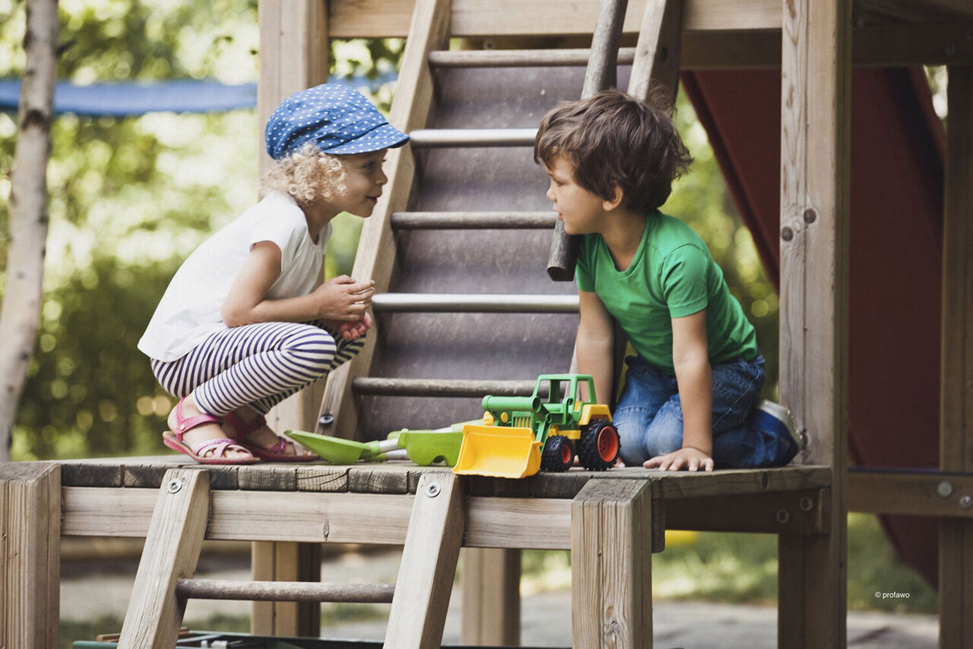 Kidsco Kita Kinder spielen draussen