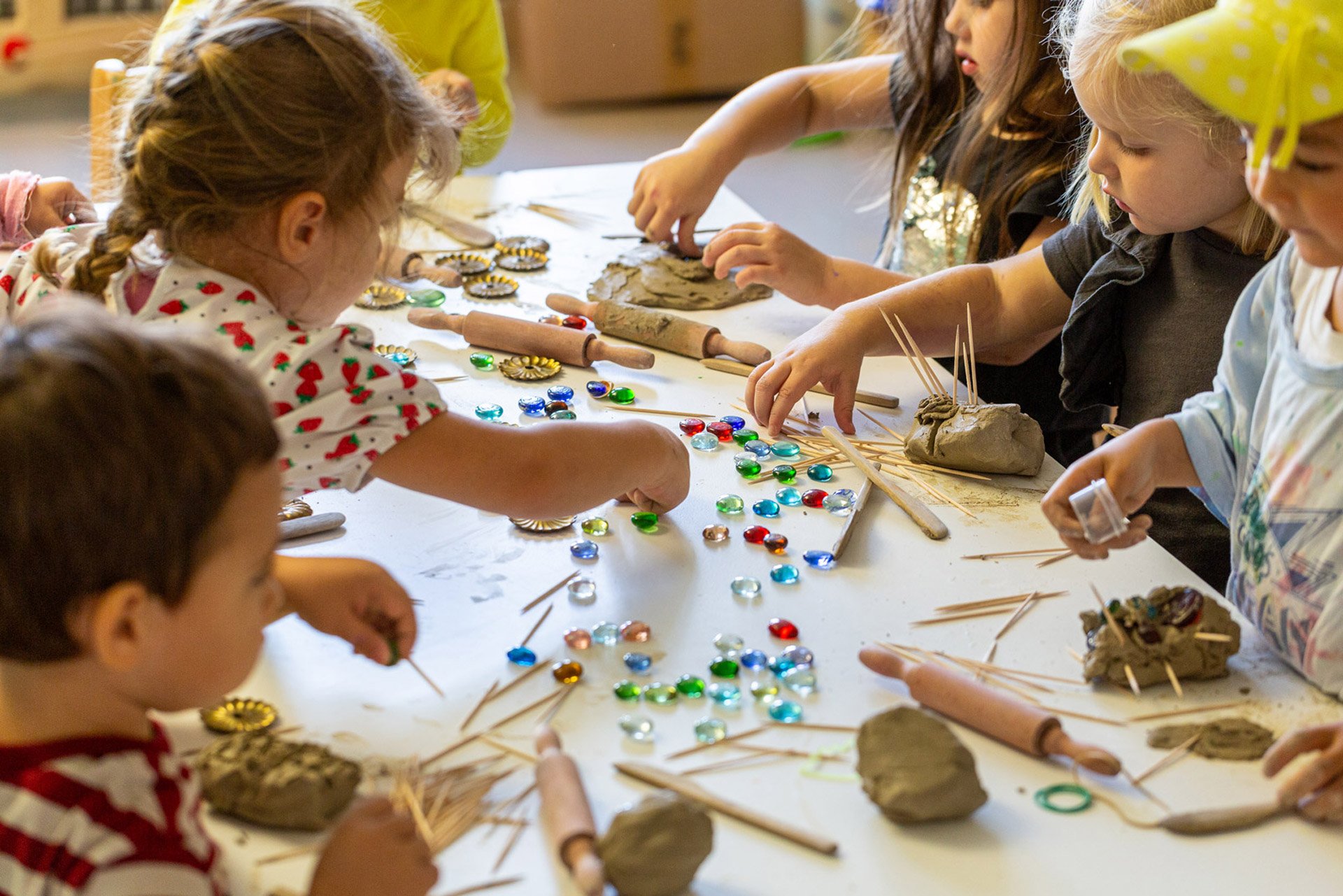 Kidsco Kita Kinder beim Basteln
