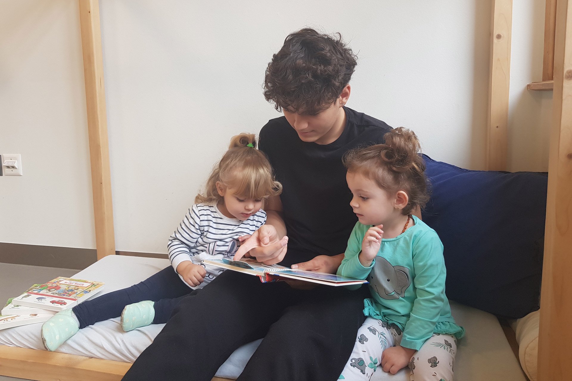 Kita_kidsco_Brügg_Vorlesen