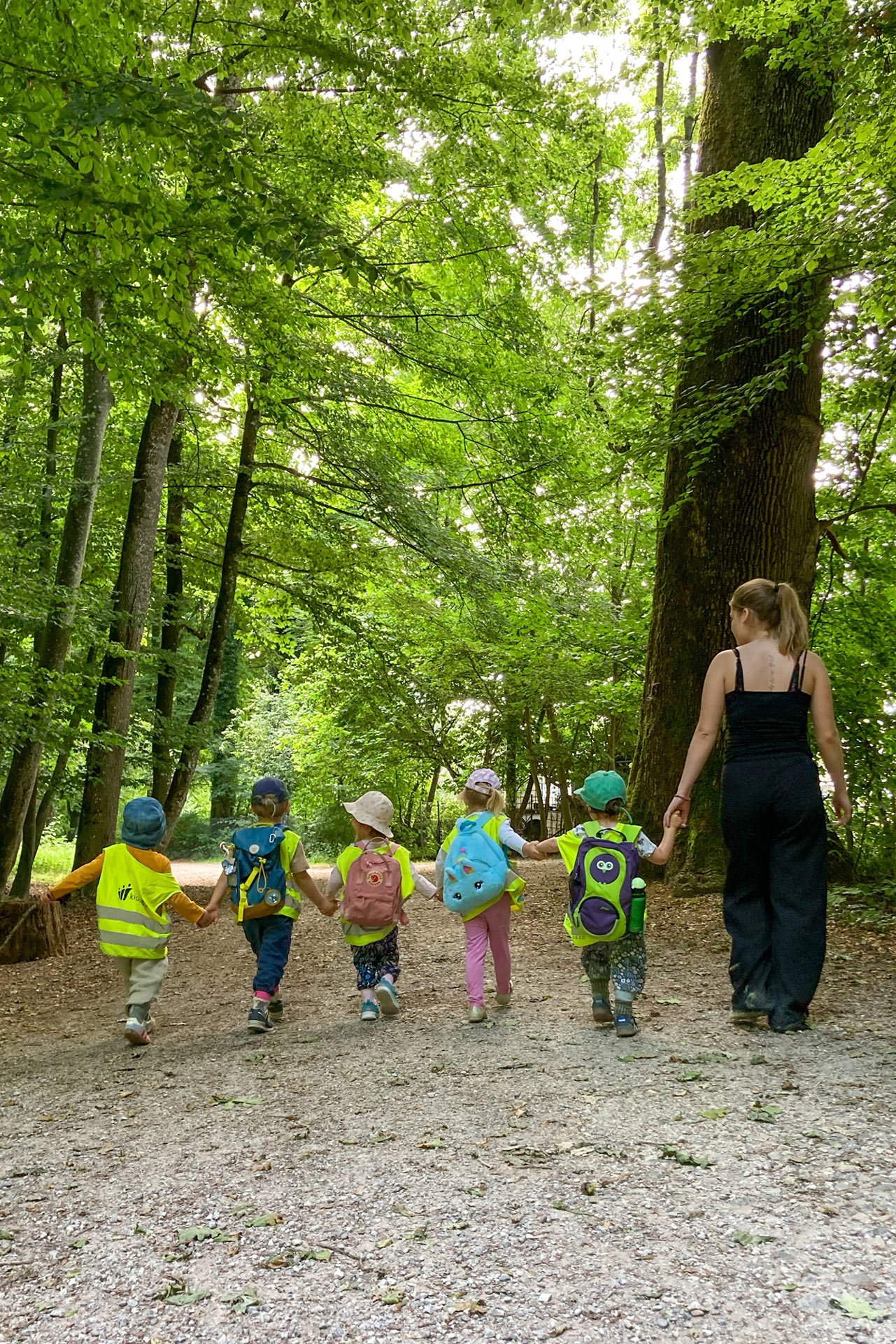 Kita kidsco Salem Hand in Hand an einem der Waldtage