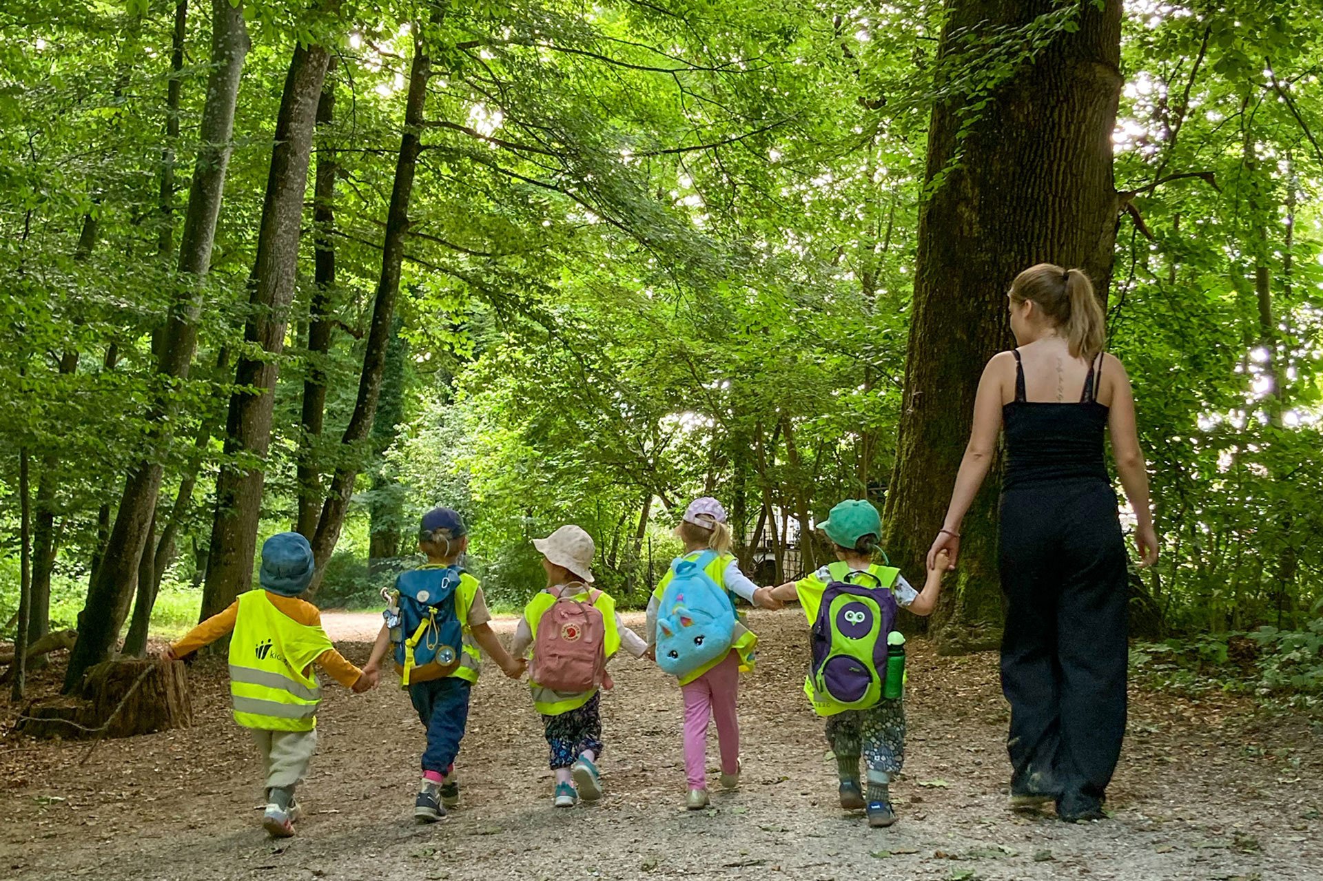 Kita kidsco Salem Hand in Hand an einem der Waldtage