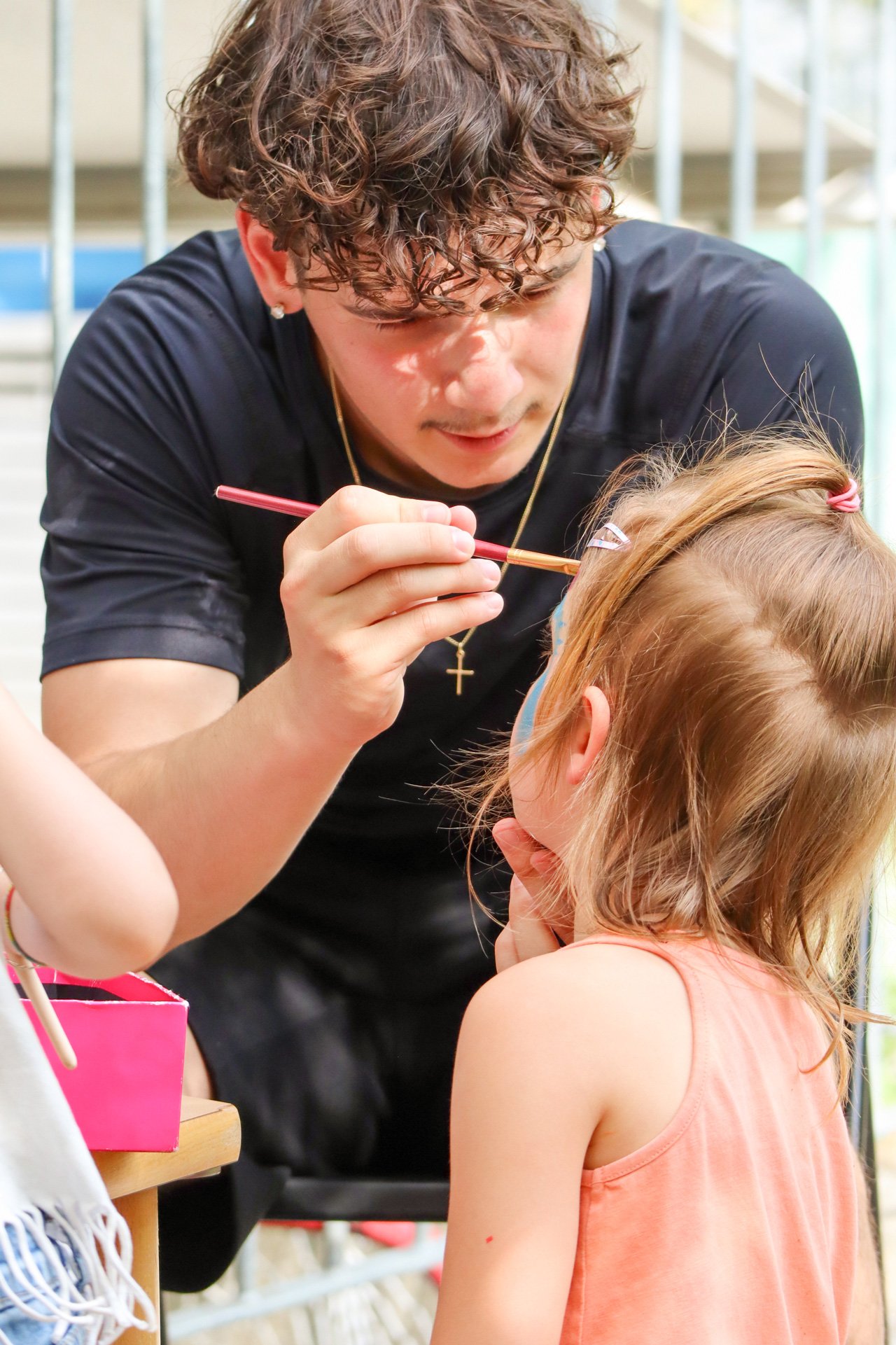 Kita kidsco Wabern Betreuer schminkt Kind