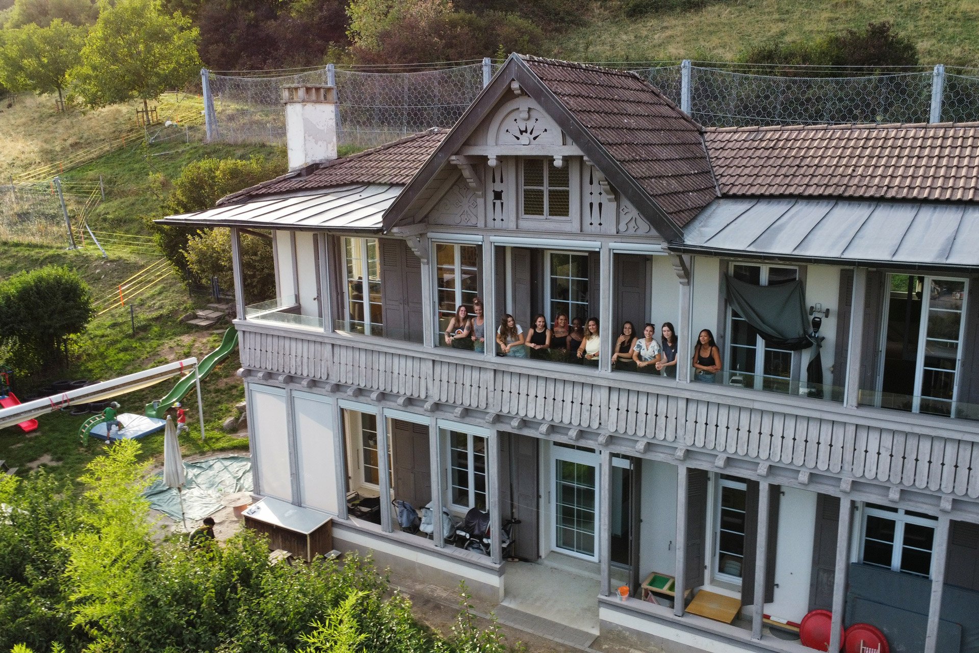 kita creche la source photo prise par un drone de l'équipe