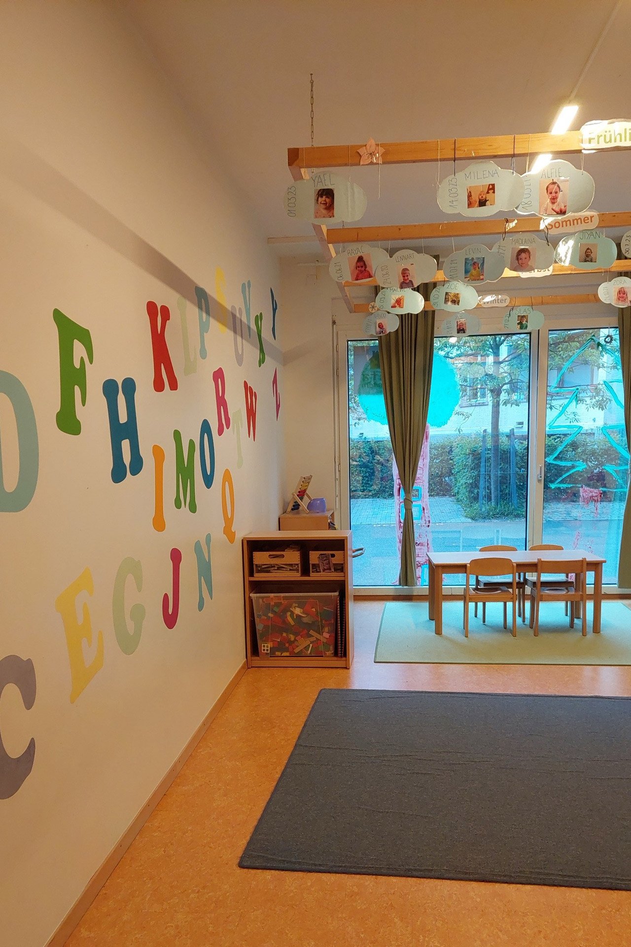 Kita kidsco Binzallee Spielraum der Kitta mit Buchstaben an der Wand