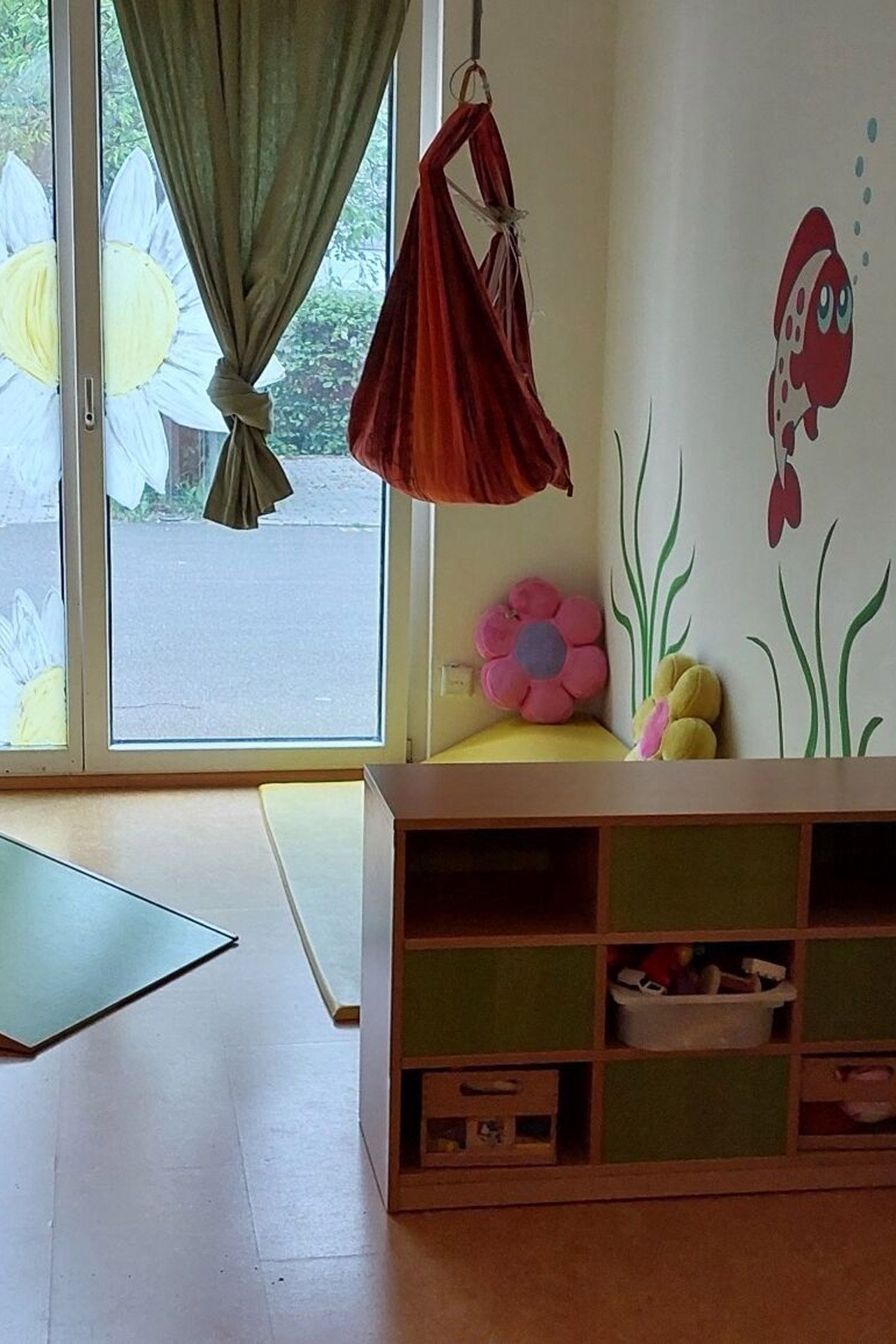 Kita kidsco Binzallee Gelber Raum Holzmobiliar