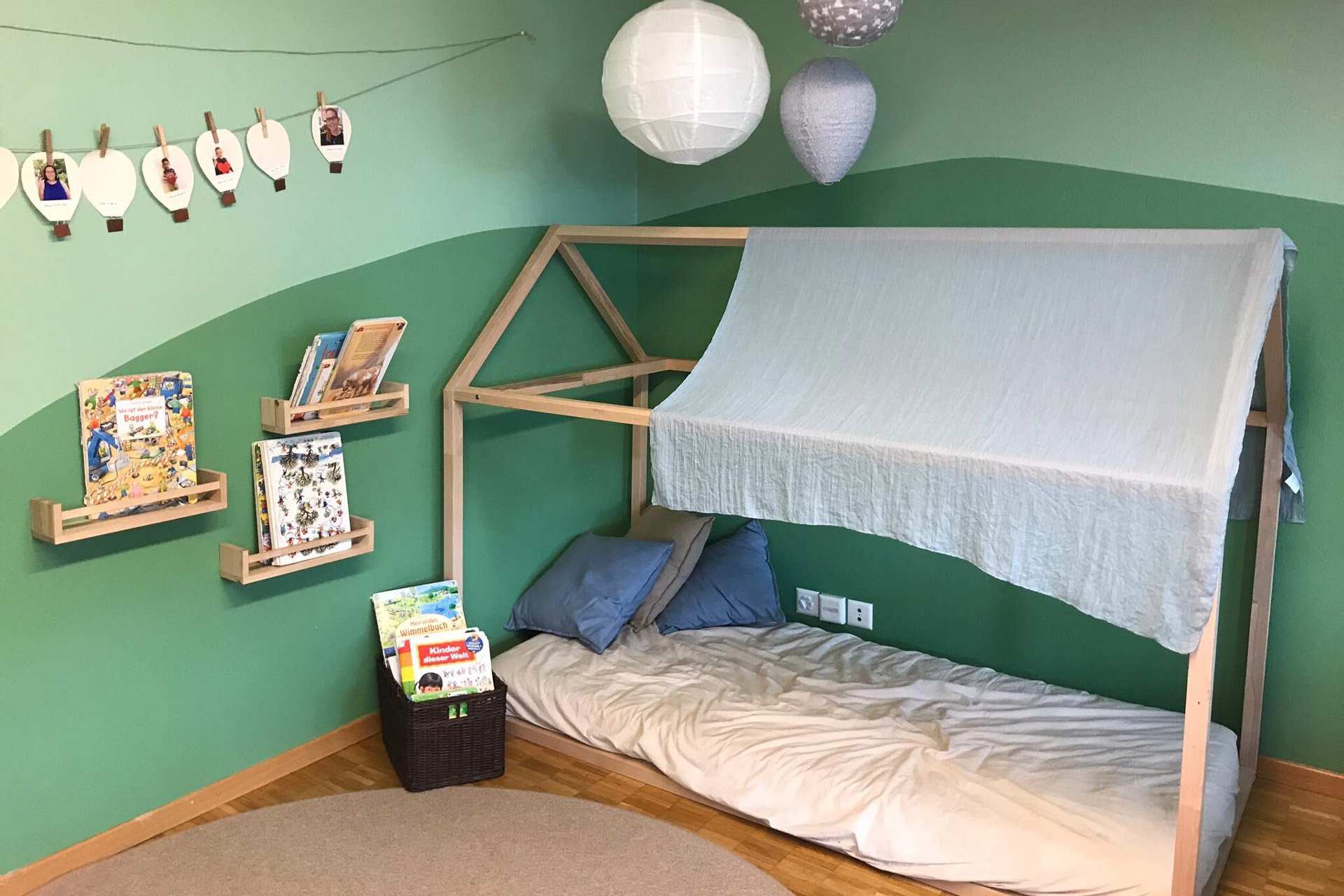 Kita kidsco Hardau Raum der Kita mit Spielzeug und einem Hausbett