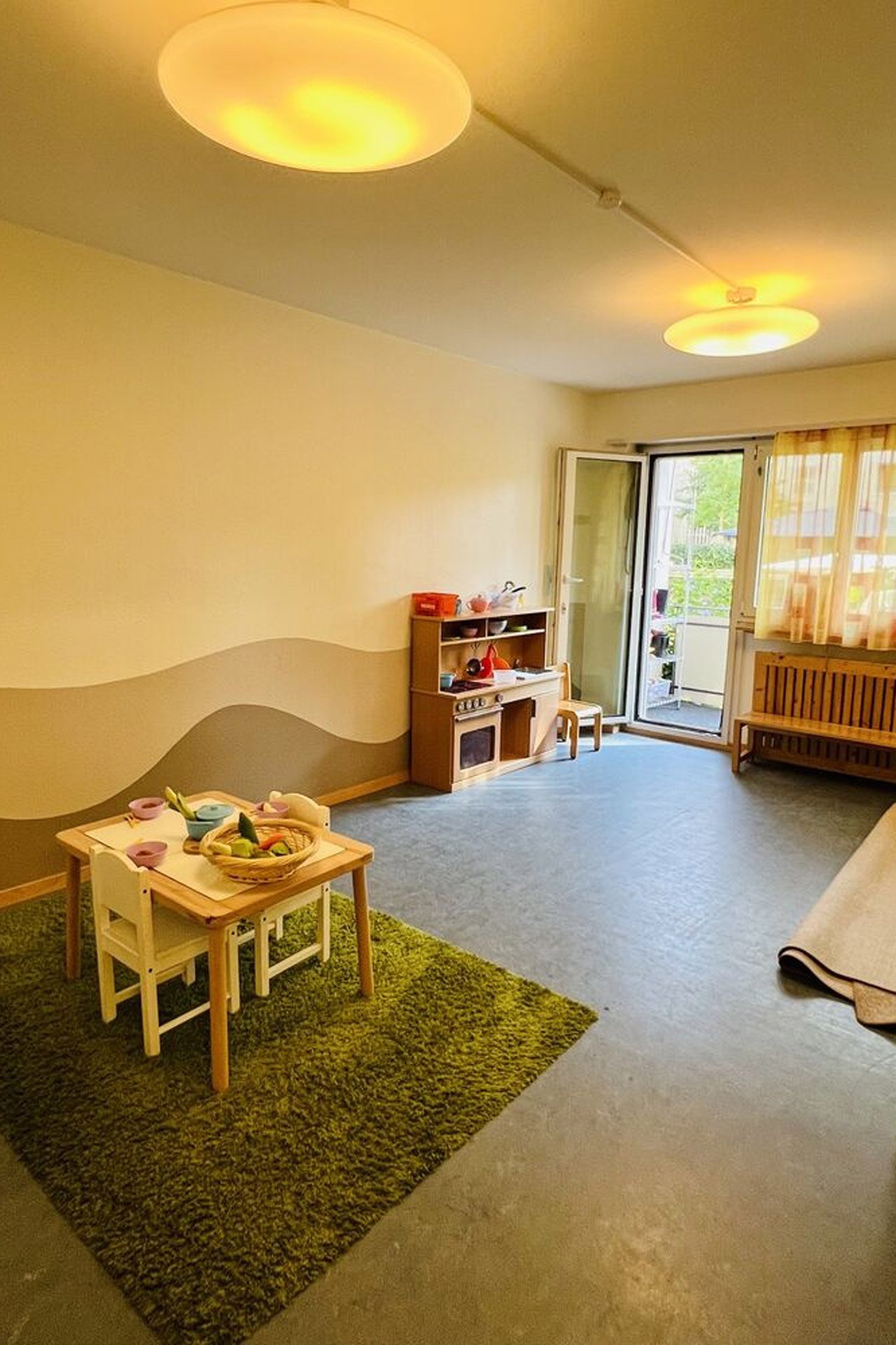Kita kidsco Kreuzwiesen Kita Raum mit Holzküche