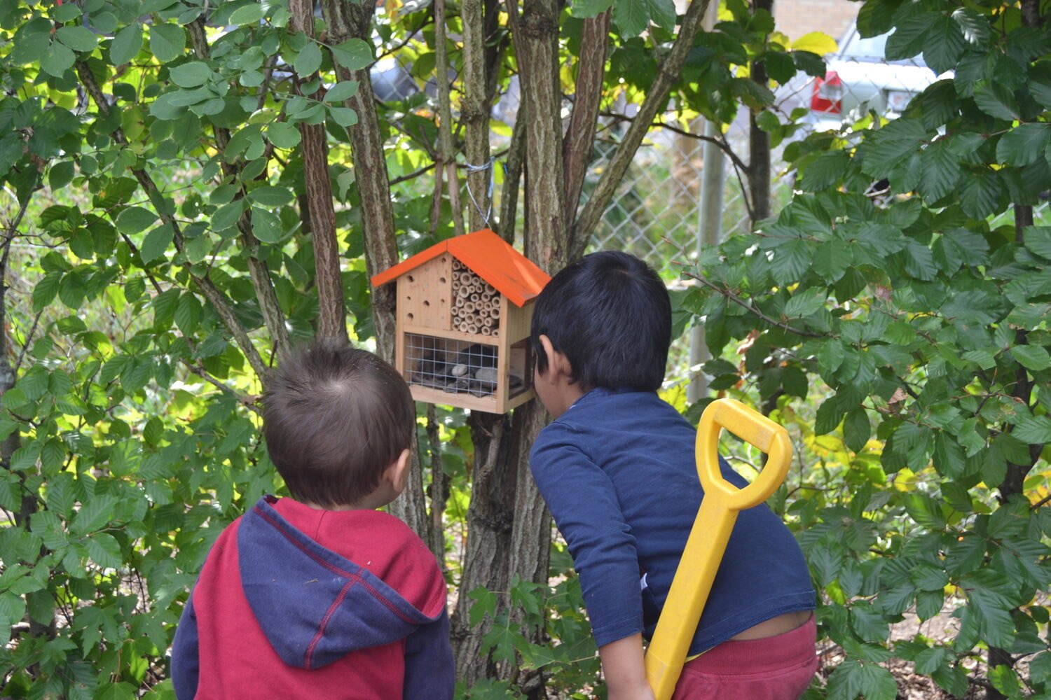 Kita kidsco Kreuzwiesen Kinder entdecken das Insekten-Hotel im Garten der Kita