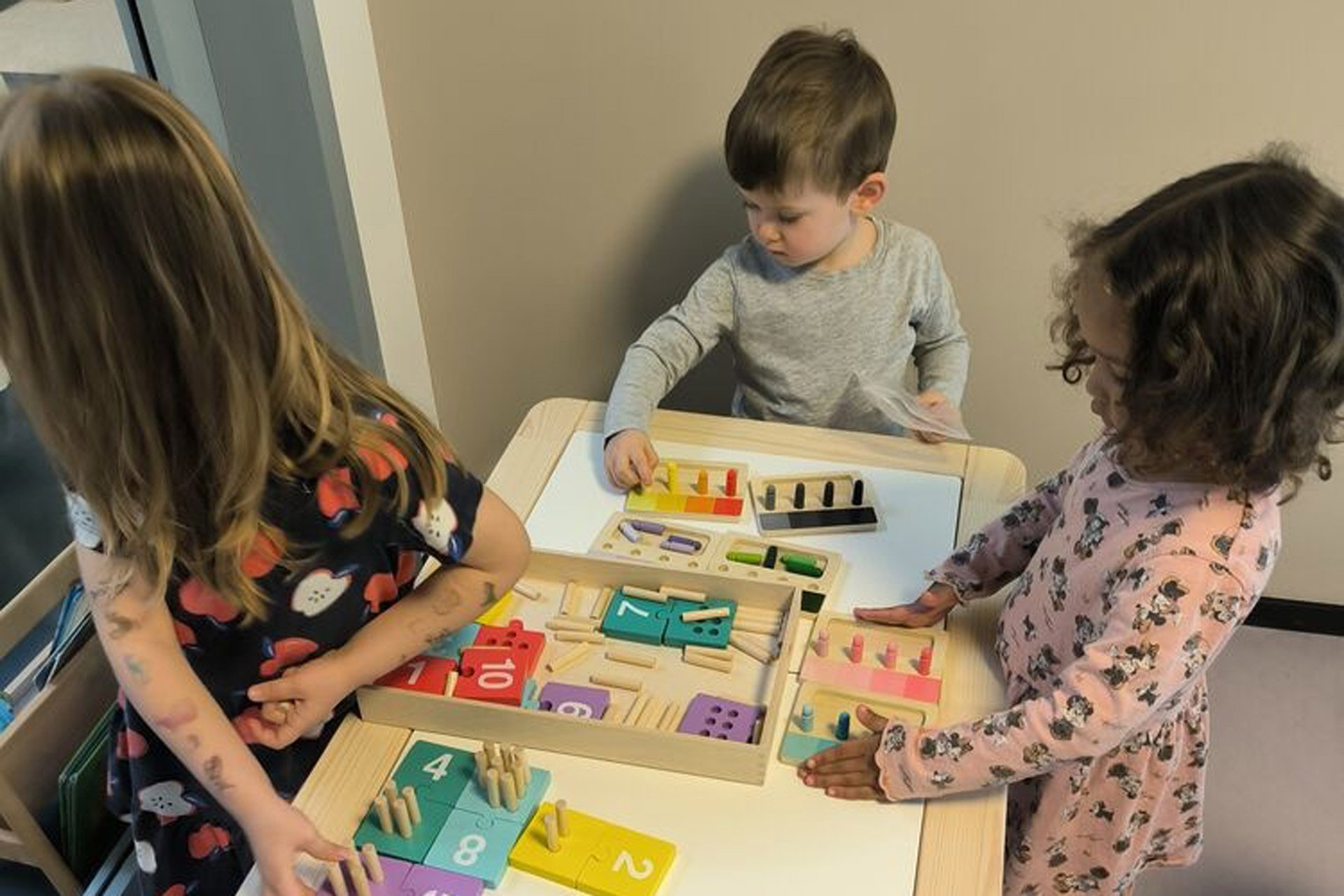 Kita kidsco Letzibach Kinder spielen zusammen ein Zahlenspiel