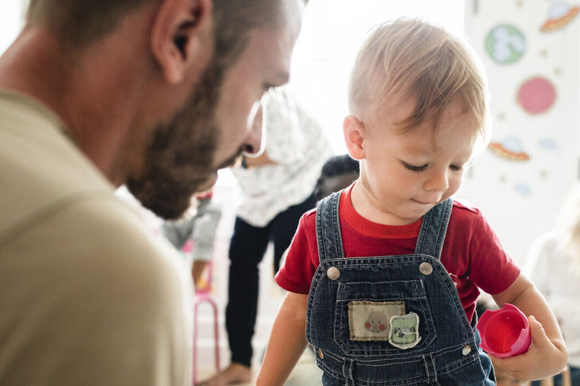 Kita kidsco Letzibach Betreuer spielt mit Kind