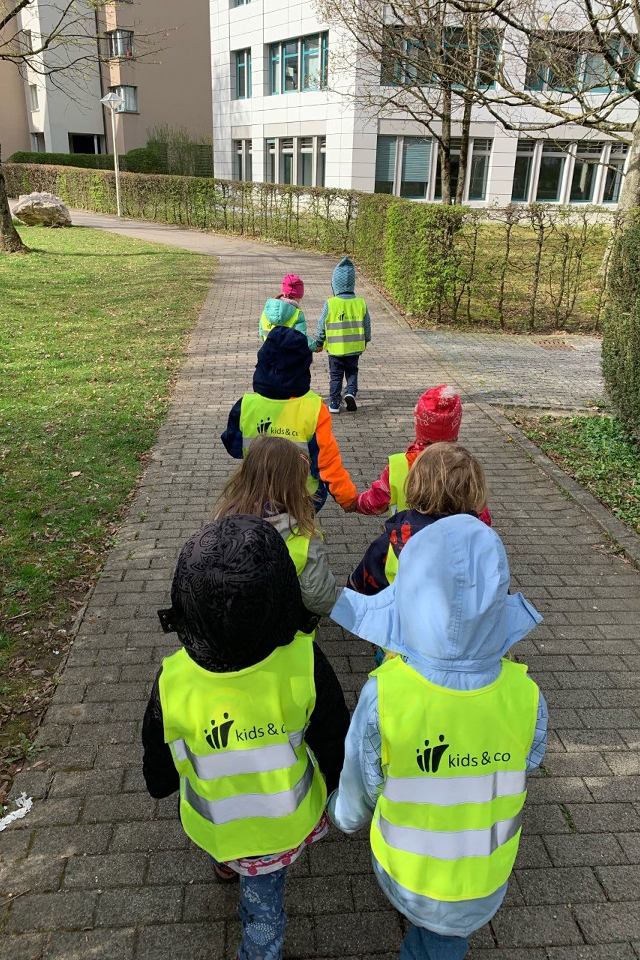 Kita kidsco Letzibach Kinder laufen in einer Zweierreihe während eines Ausfluges