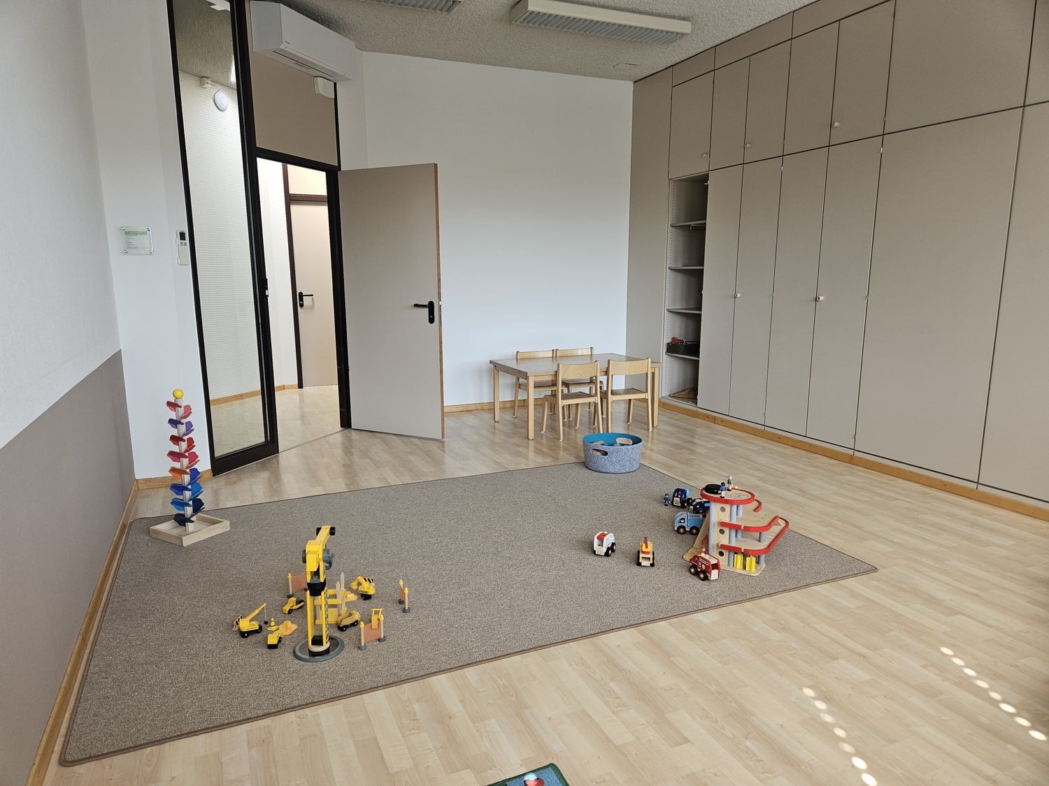 Kita_kidsco_Rotkreuz_Teppich_Spielsachen