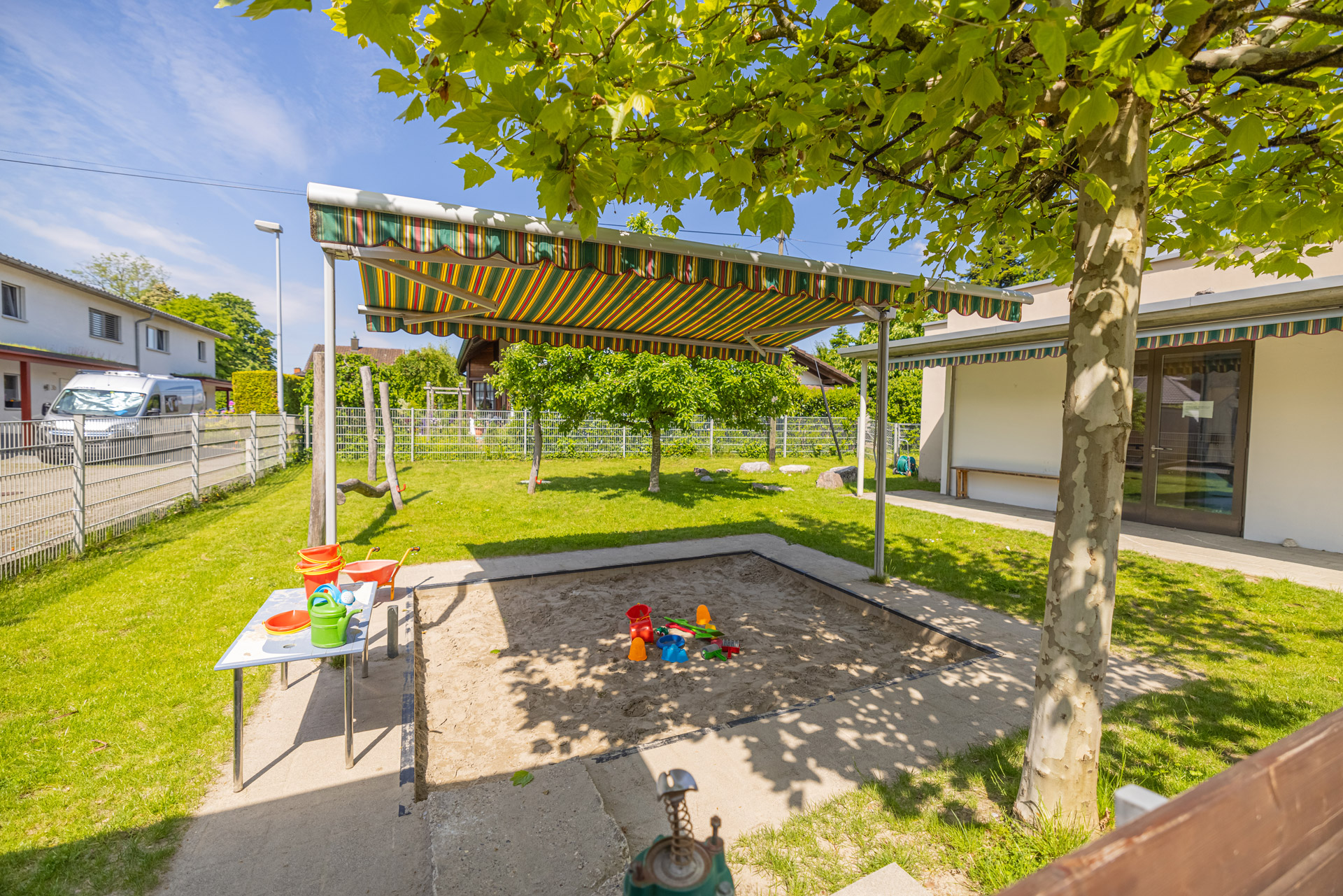 Kita kidsco Stein Sonnengeschützter Sandkasten im Aussenbereich der Kita