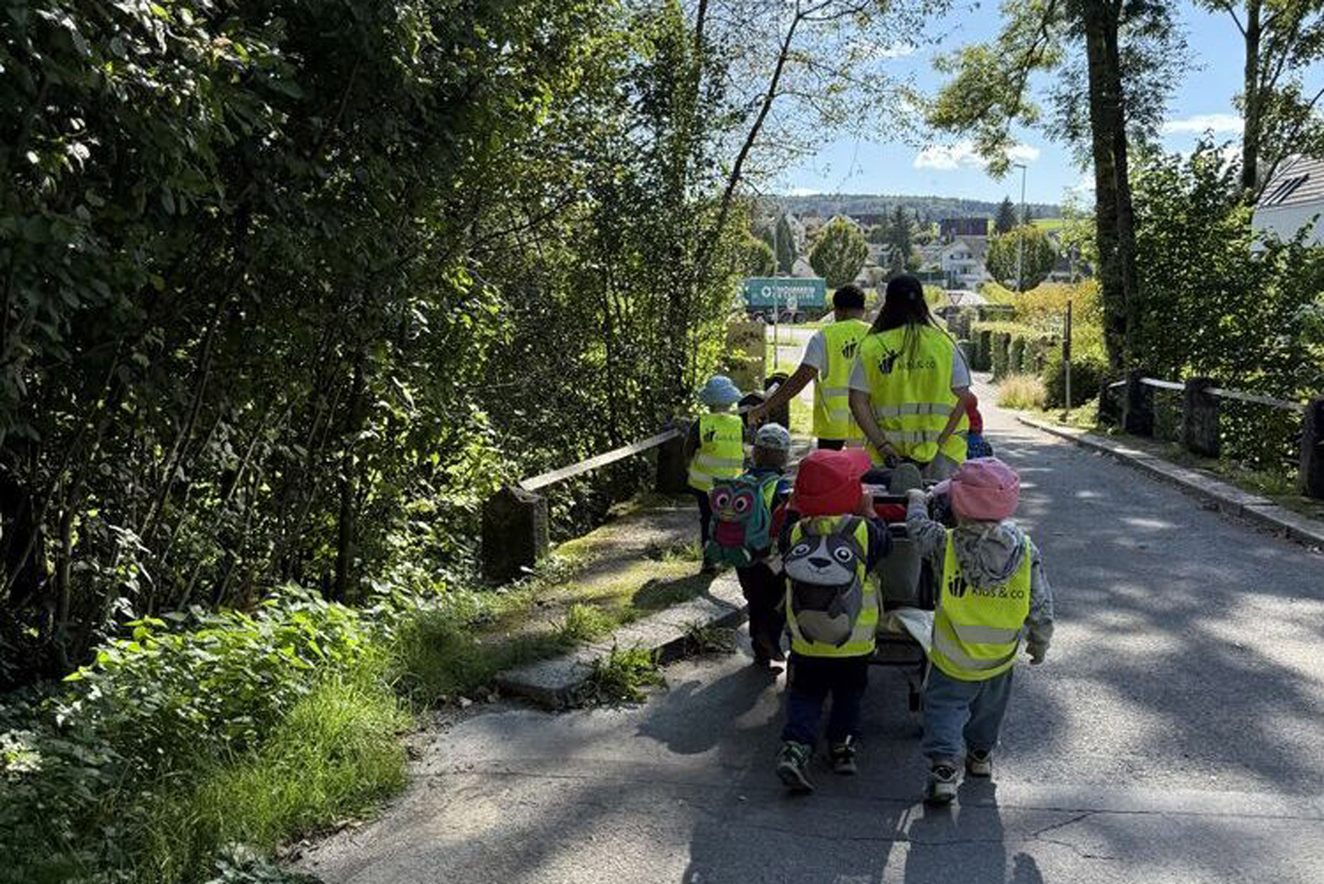 Kita kidsco RPB Kinder und Betreuerinnen bei einem Ausflug in der Natur