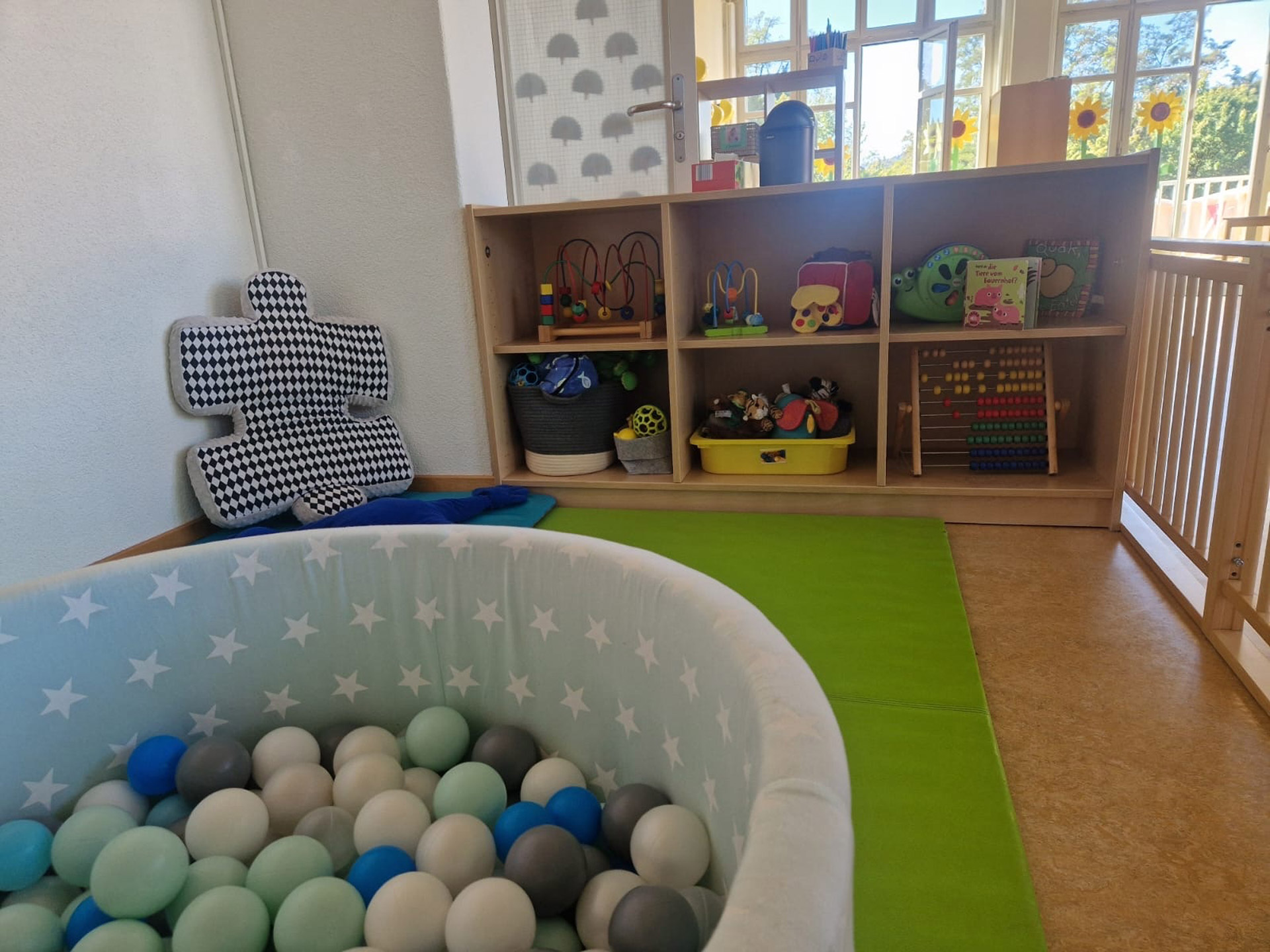 Kita kidsco RPB Spielzimmer mit Spielsachen und einem Bällebad