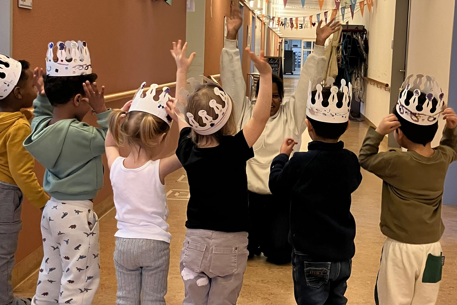 Kita kidsco RPB Betreuerin feiert mit den Kindern den 3 Königs Tag