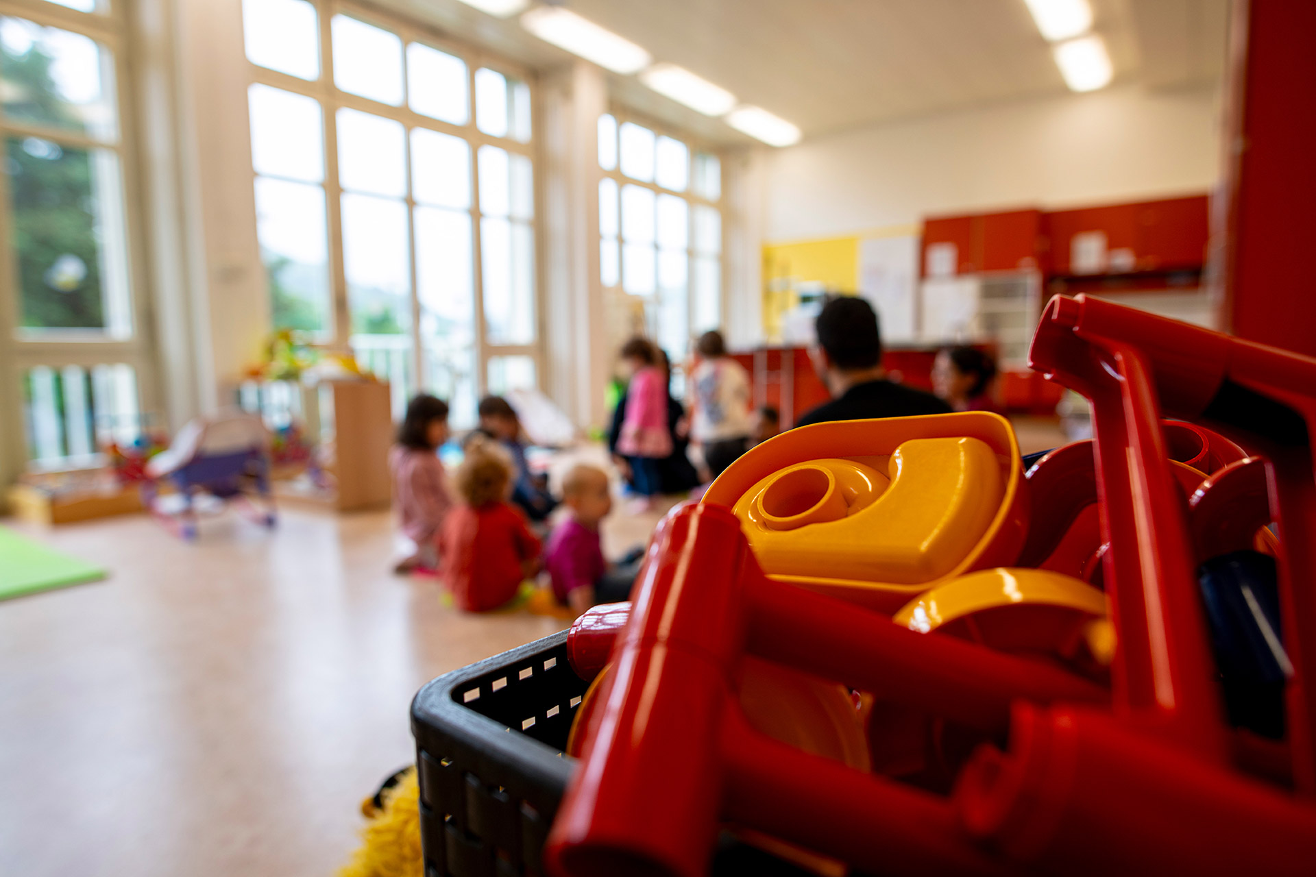 Kita kidsco RPB Spielsachen mit Kinder im Kreis im Hintergrund