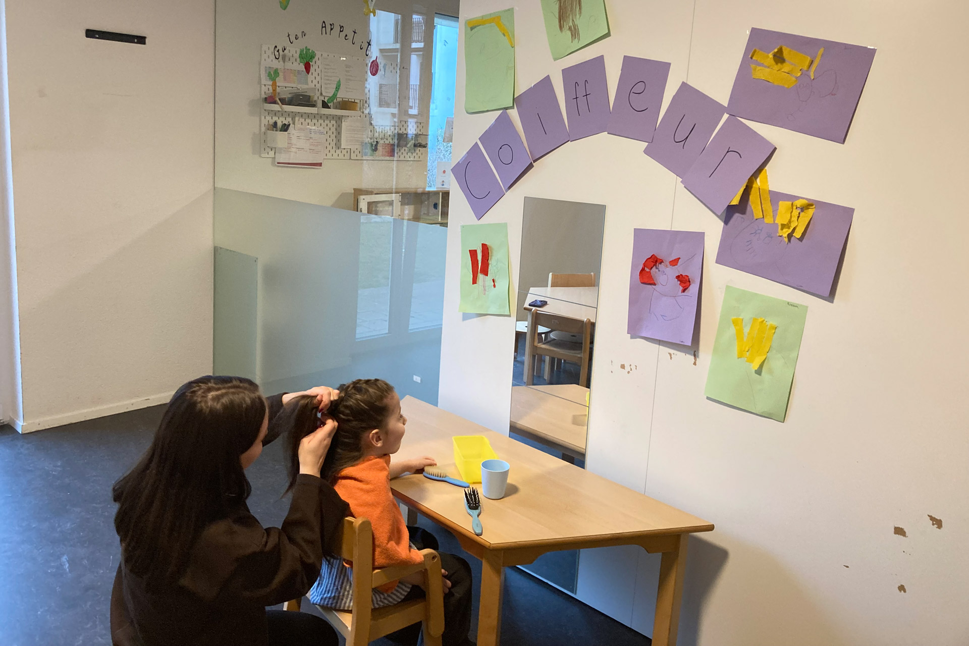 Kita kidsco Bözingen Aktivitätsprogramm beim Coiffeur