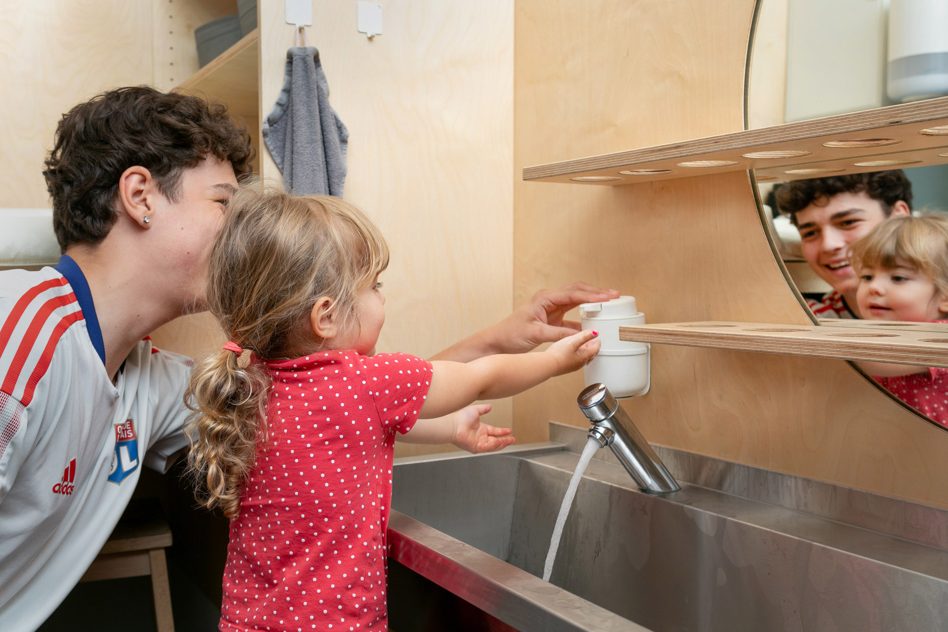 Kita kidsco Brügg Zusammen Hände waschen: Hygiene wird spielerisch beigebracht