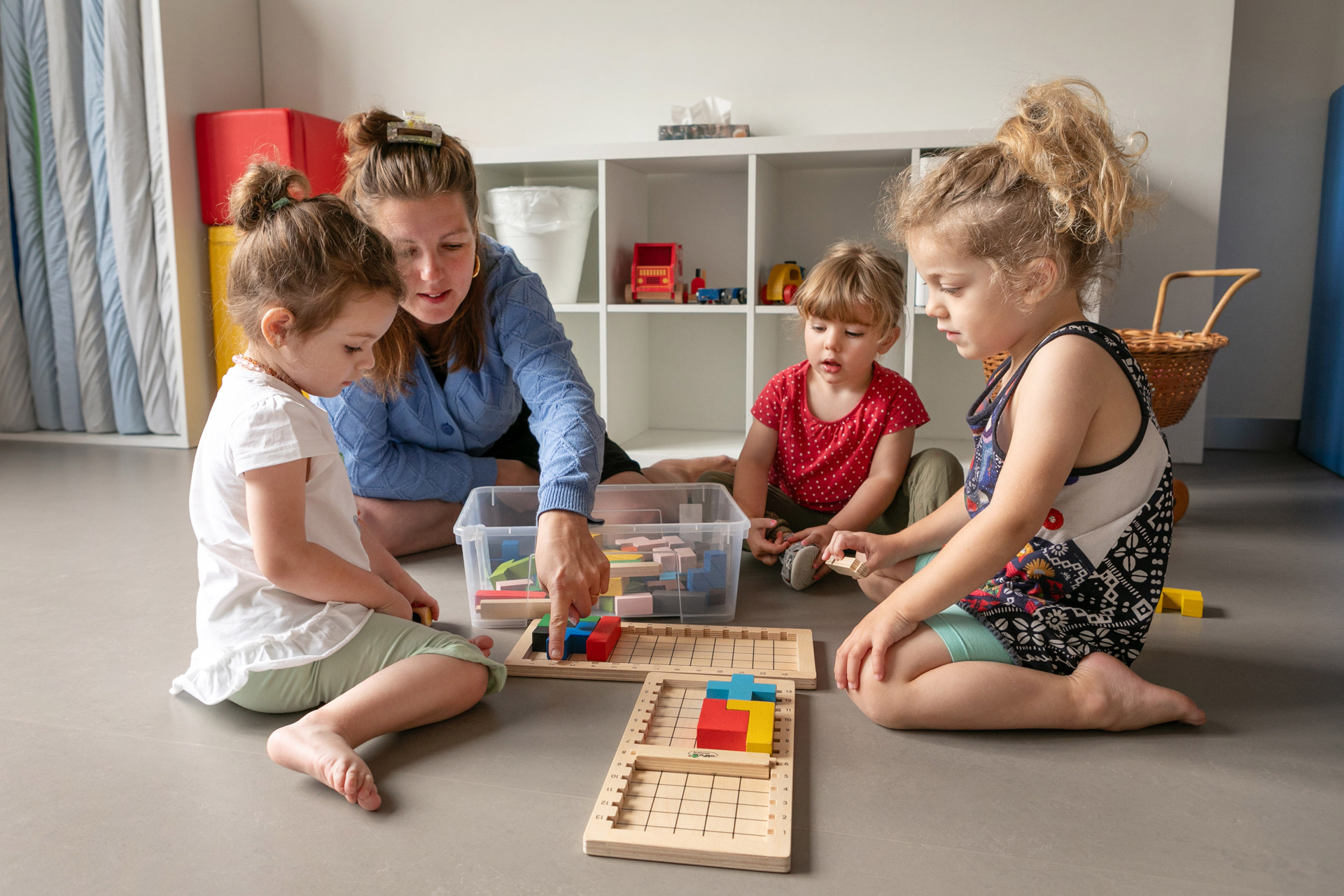 Kita kidsco Brügg mit einer Betreuerin ein neues Spiel lernen