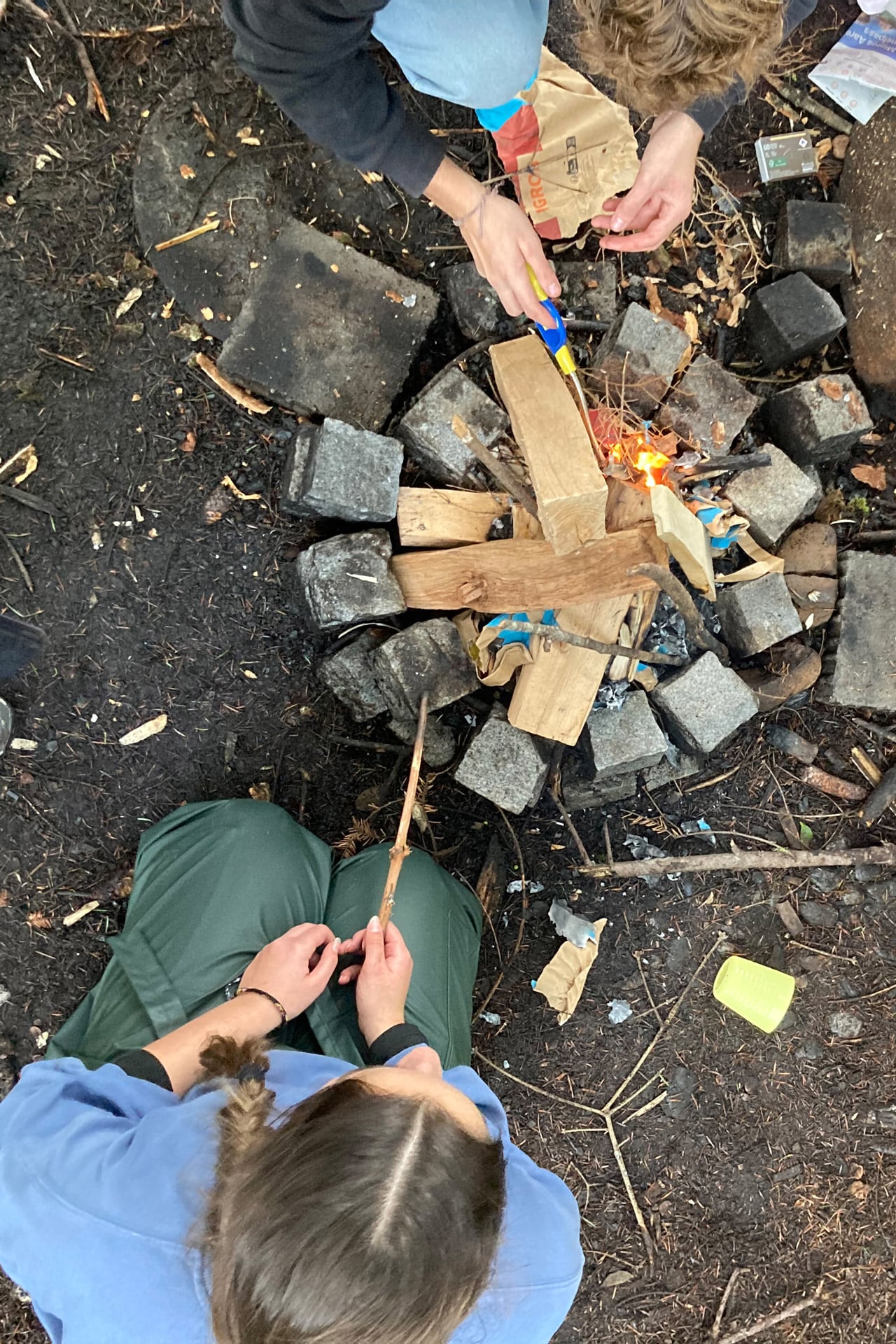 Kita kidsco Gümligen Feuer machen an einem der Waldtage