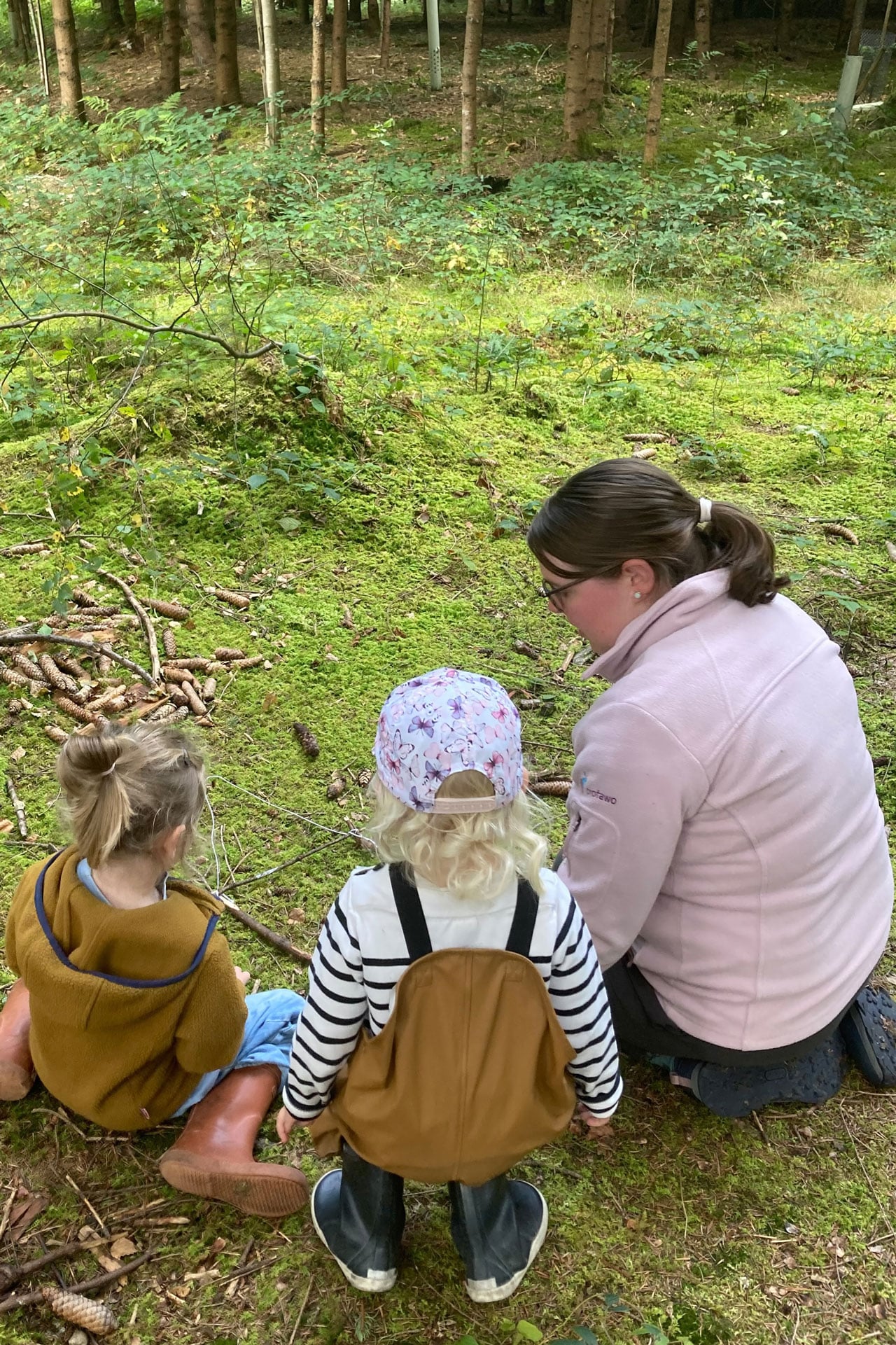 Kita kidsco Gümligen mit der Betreuerin neues über den Wald lernen