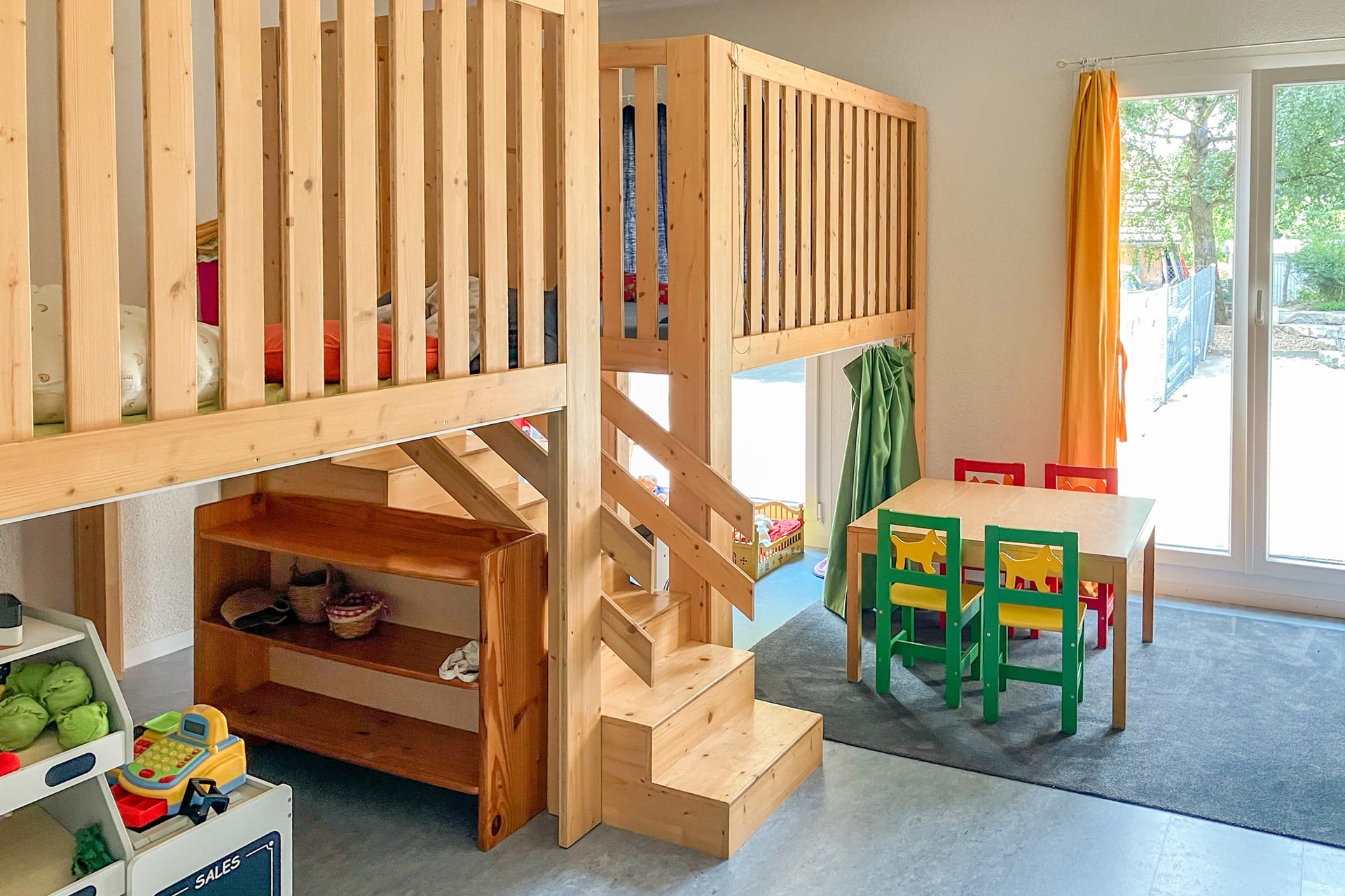 Kita kidsco Münschenmier Kita-Schlafzimmer mit kleinen Balkonen aus Holz