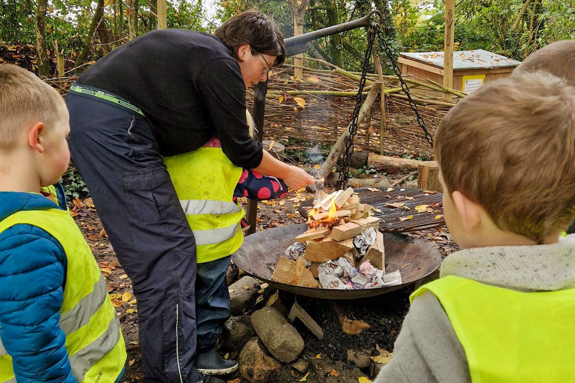 Kita kidsco Münschenmier Lernen wie ein Feuer draussen gemacht wird und zusammen Brättle an einem der Waldtage