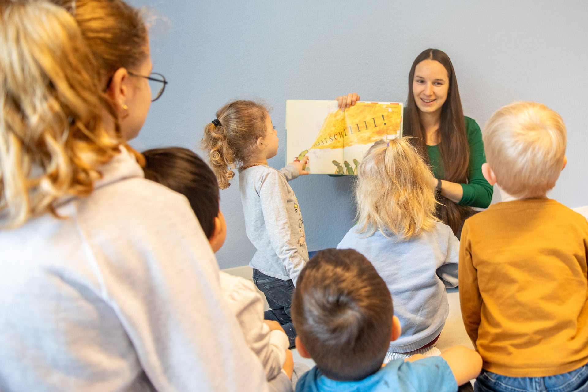 Kita kidsco Wabern Zusammen einer Bucherzählung lauschen