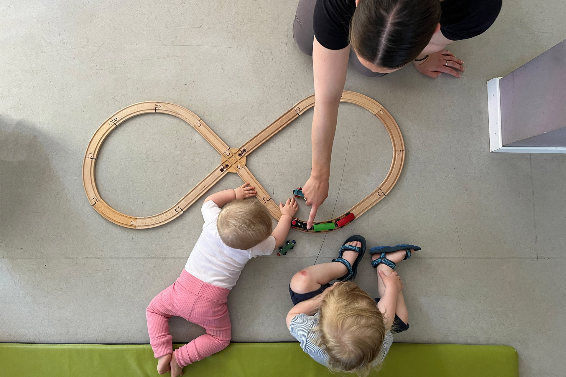 Kita kidsco Wabern betreutes Spielen mit der Holzeisenbahn