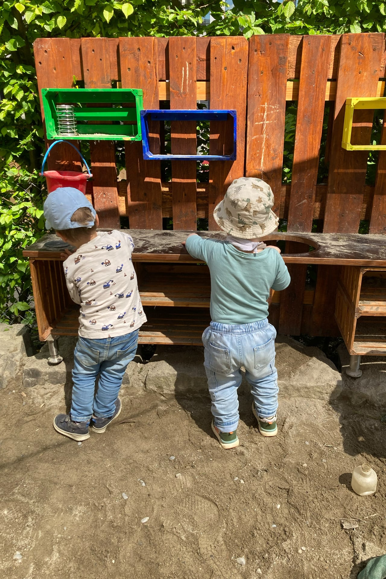 Kita kidsco Wankdorf Gärtnern im Garten der Kita
