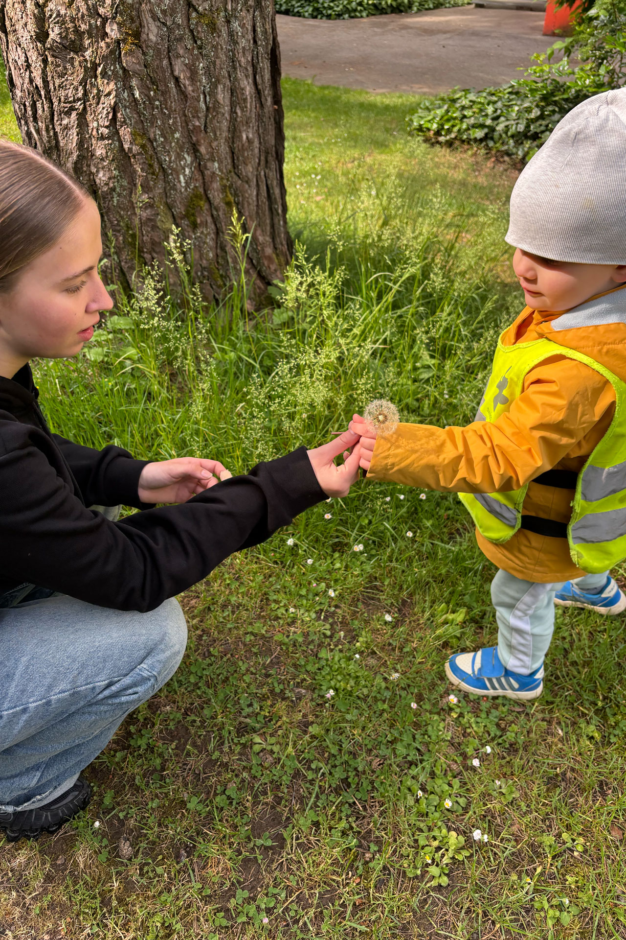 Kita kidsco Wankdorf mit einer Betreuerin über die Natur lernen
