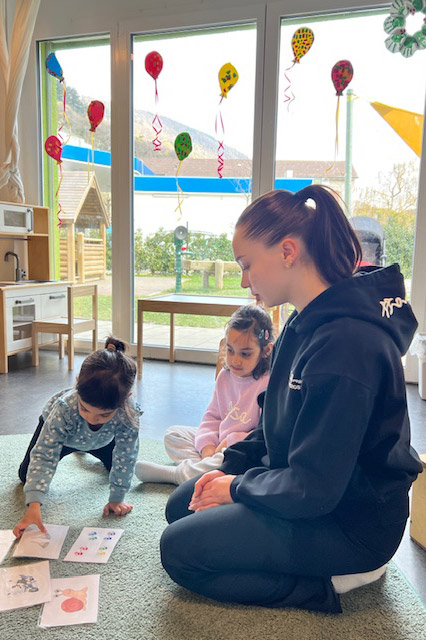 Kita kidsco Bözingen Betreurin spielt mit Kindern