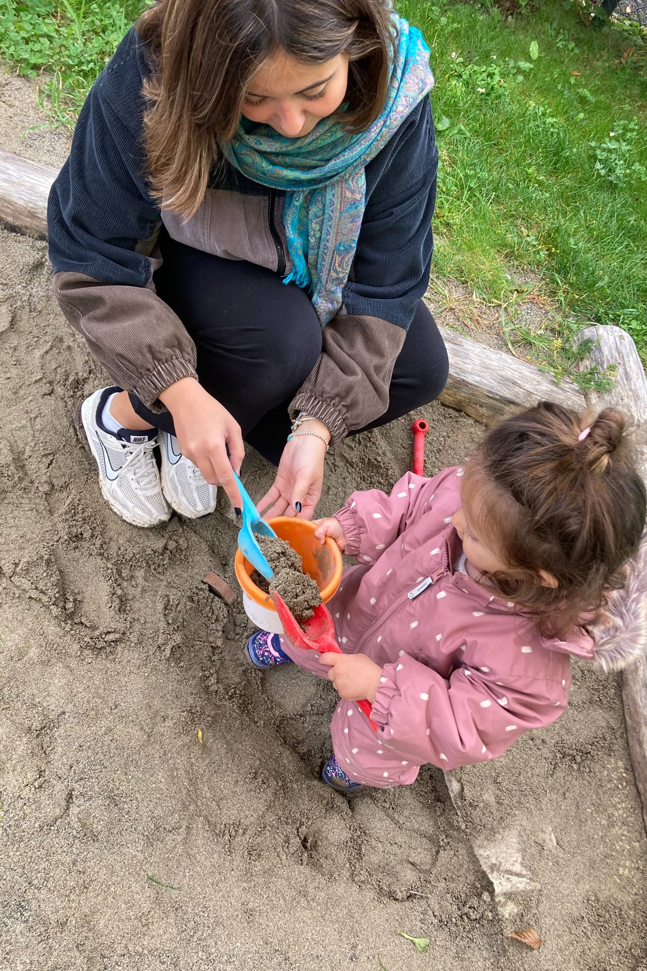Kita kidsco Bözingen betreutes Spielen im Sandkasten