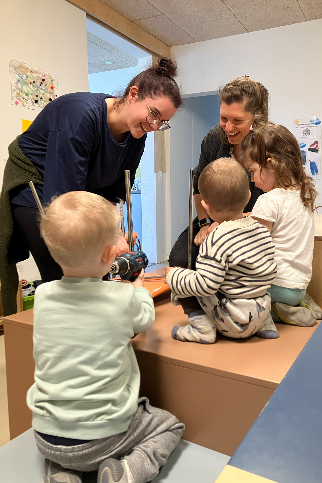 Kita kidsco Brügg basteln mit den Kita-Mitarbeiterinnen