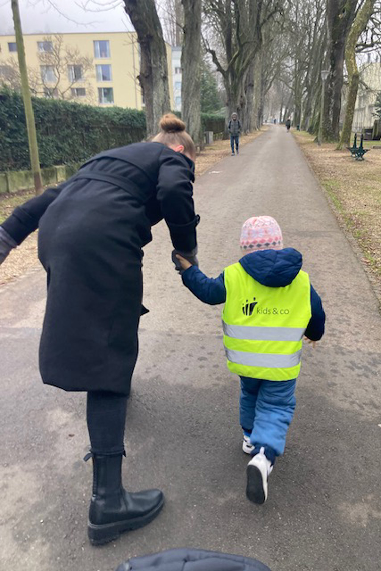 Kita kidsco au Lac in guten Händen beim Ausflug draussen