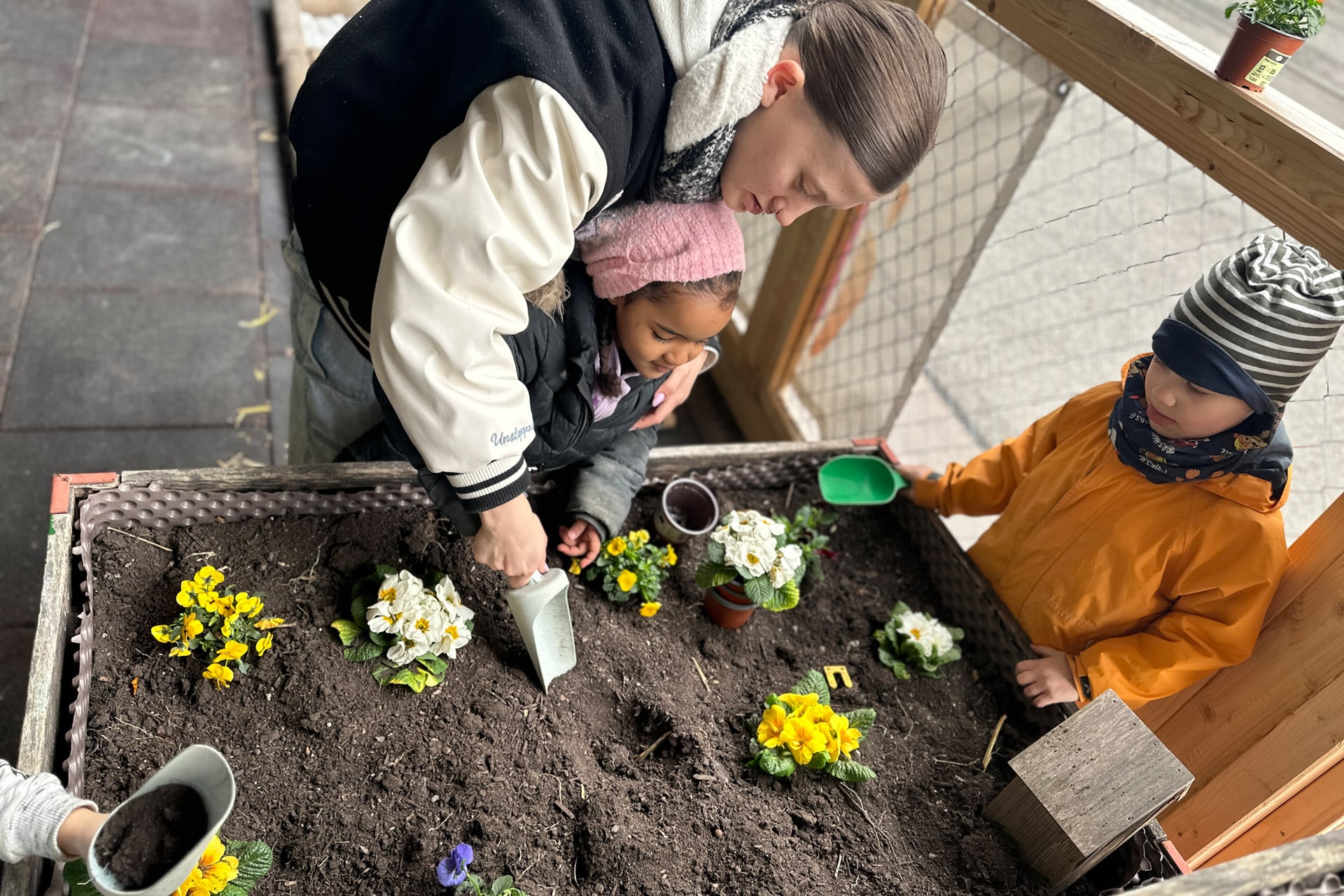 Kita kidsco au Lac betreutes Gärtnern im Hochbeet