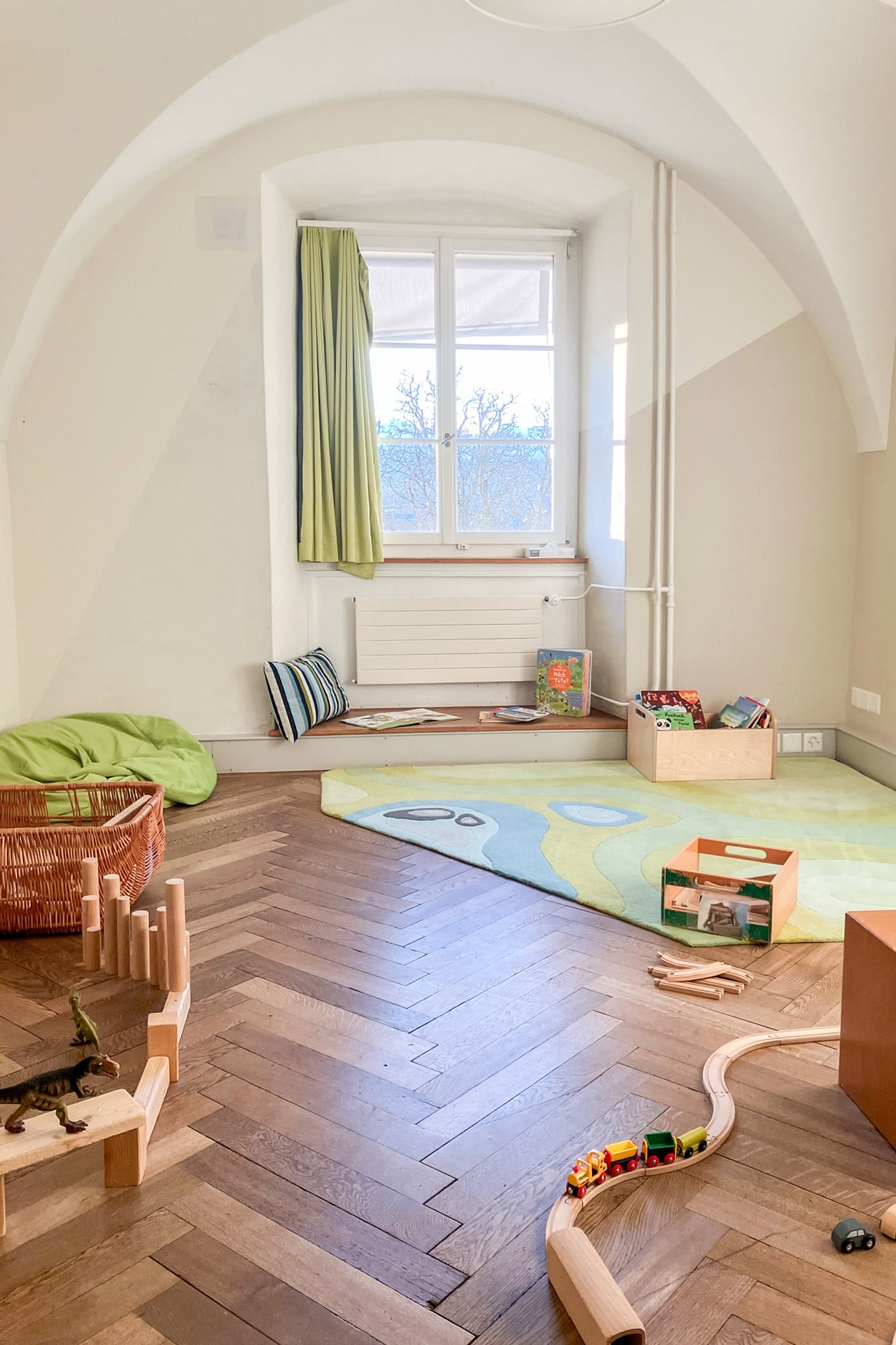 Kita kidsco Campus Luzern heller Spielraum mit Holzspielzeugen