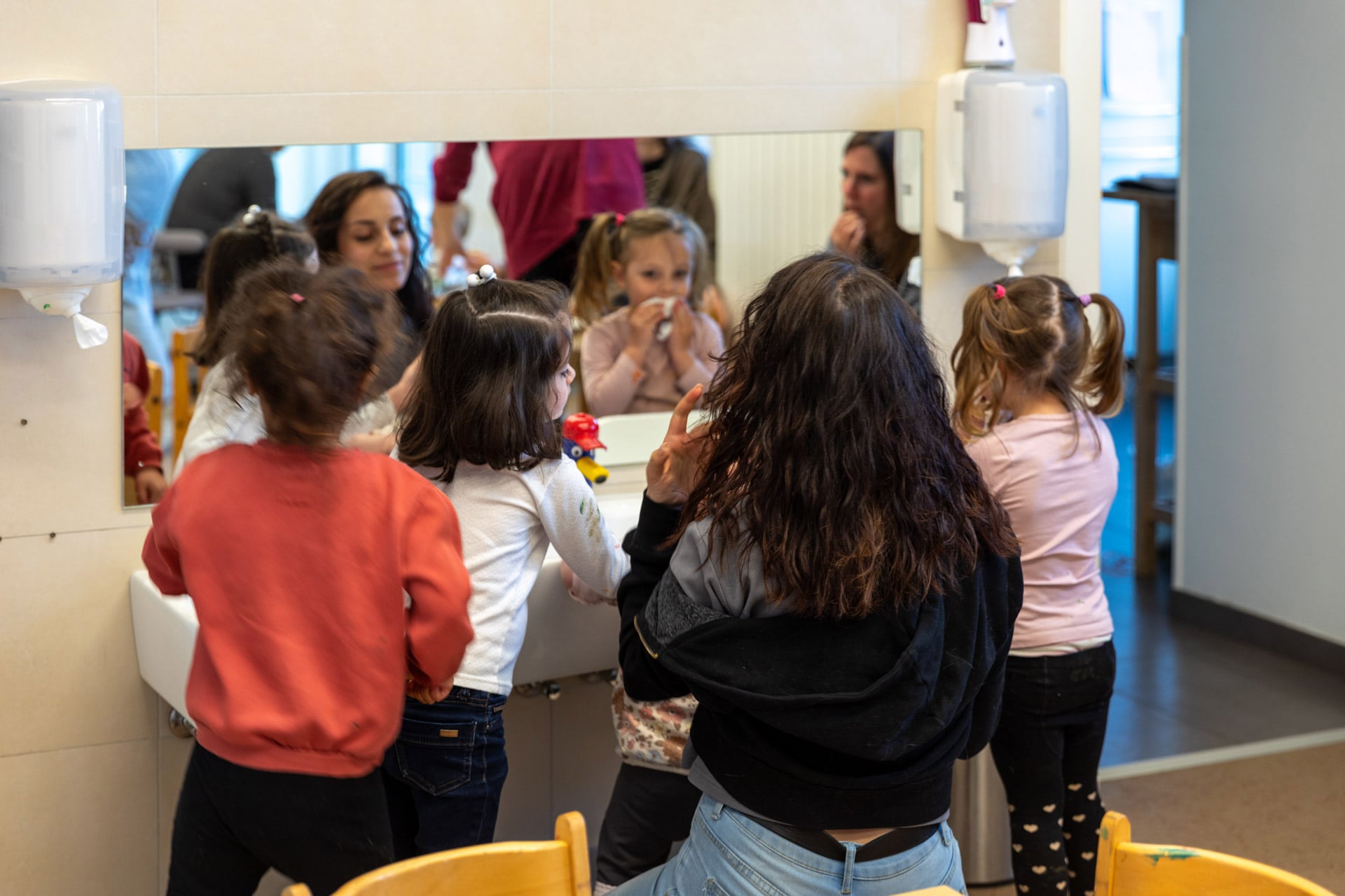 crèches kidsco la Source laver a la main