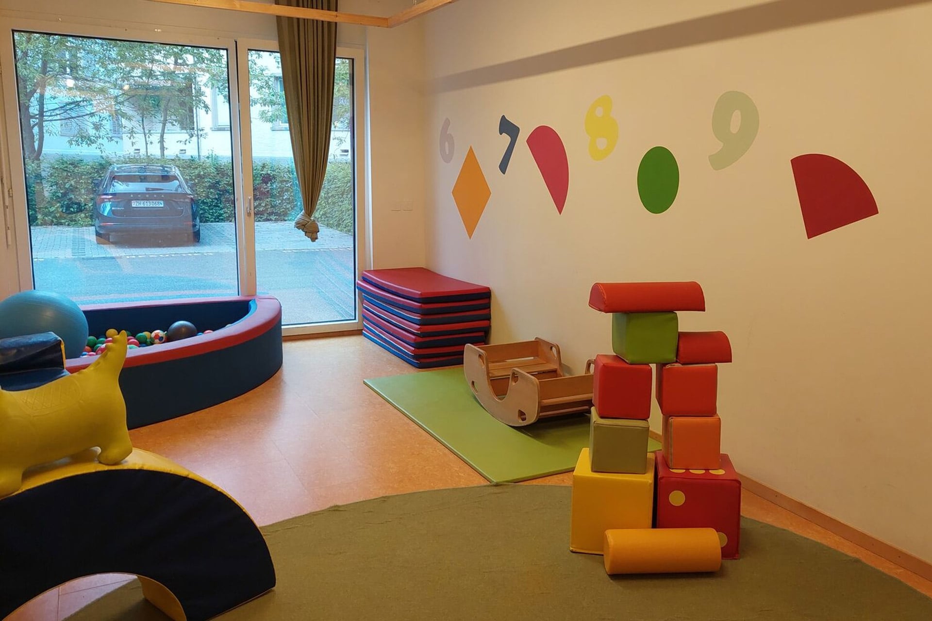 Kita kidsco Binzallee Bewegungsraum mit Spielwürfel