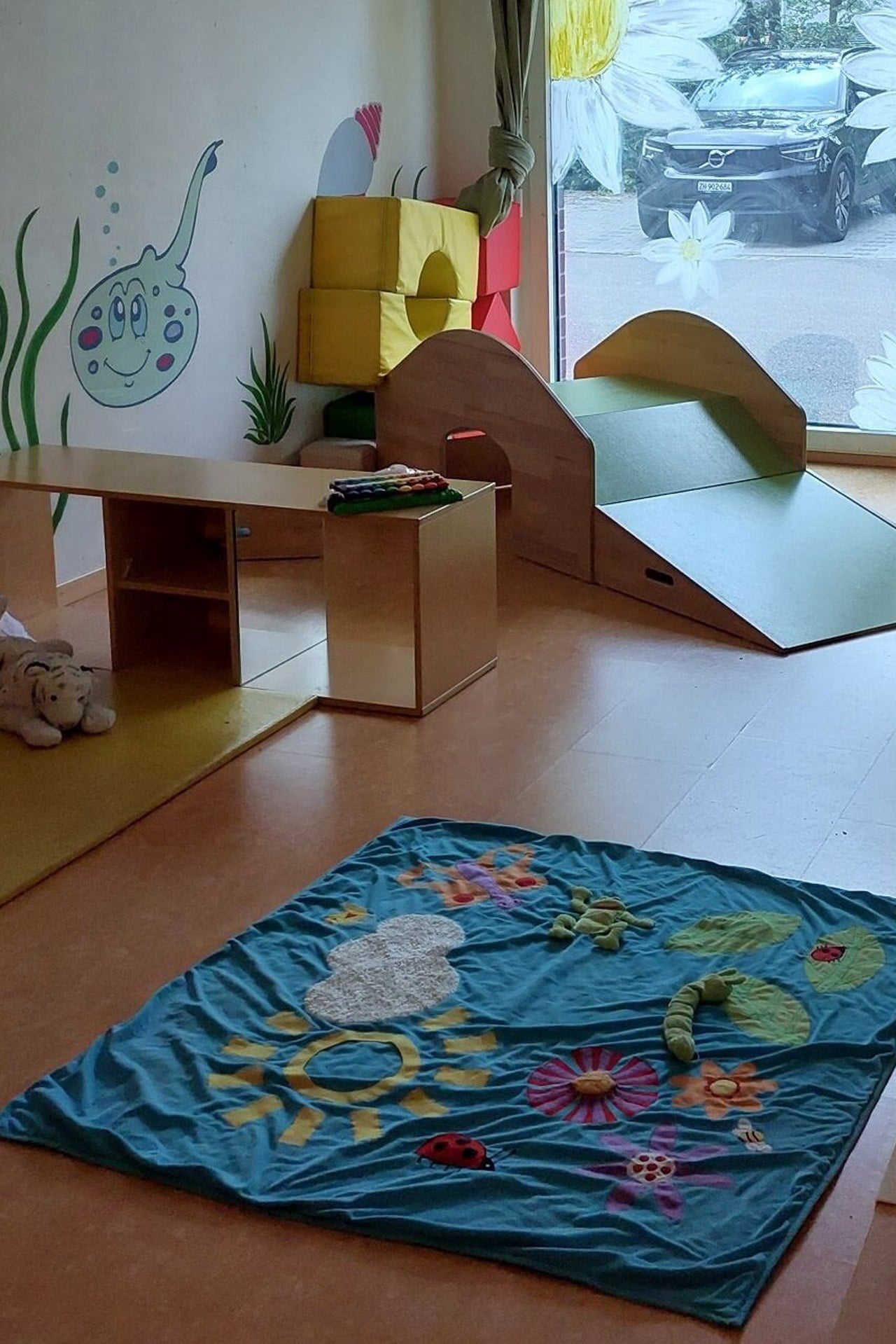 Kita kidsco Binzallee Gelber Raum mit Holzspielzeug und Spieldecke
