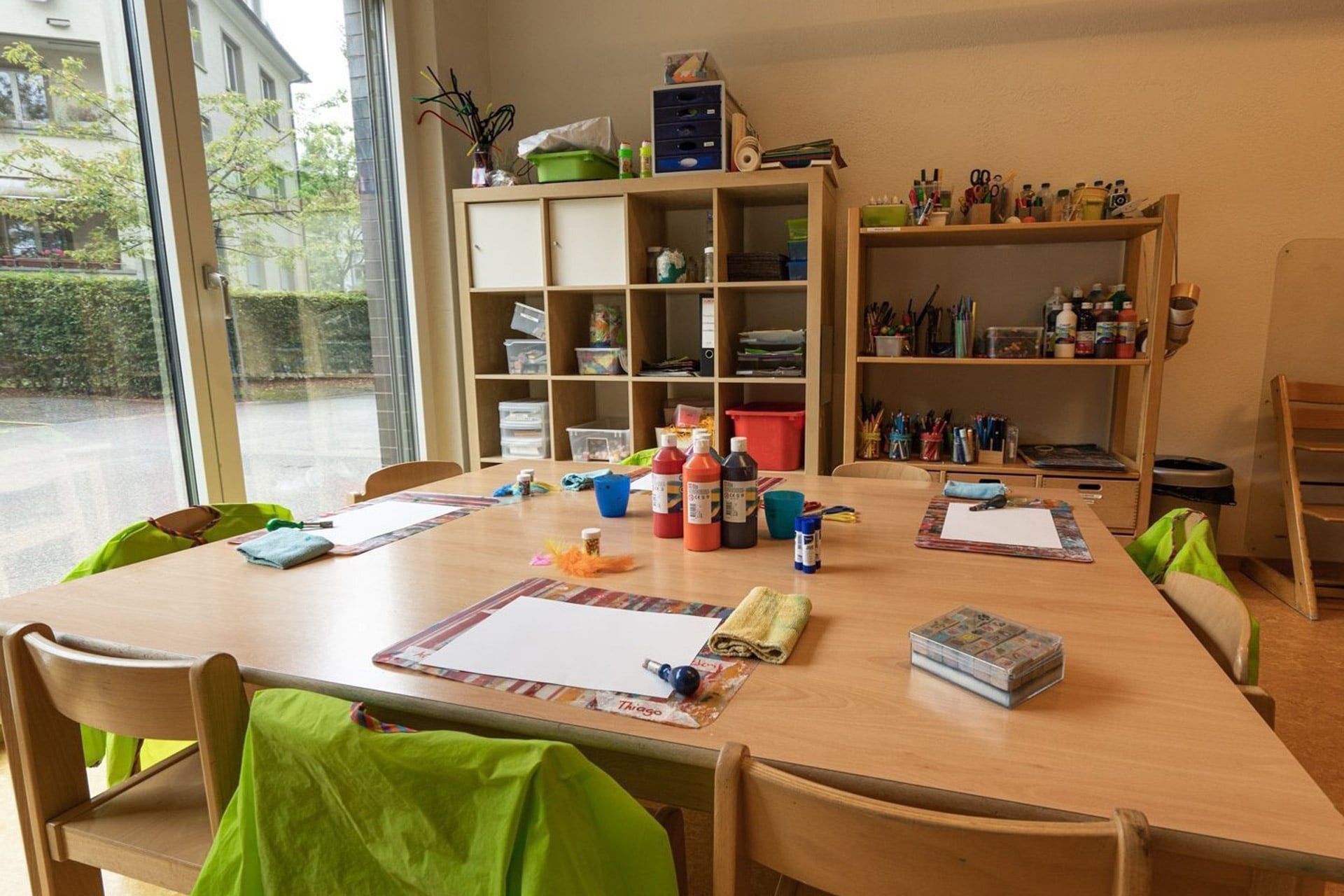 Kita kidsco Binzallee Kreativraum mit Holzmobiliar und Bastelutensilien