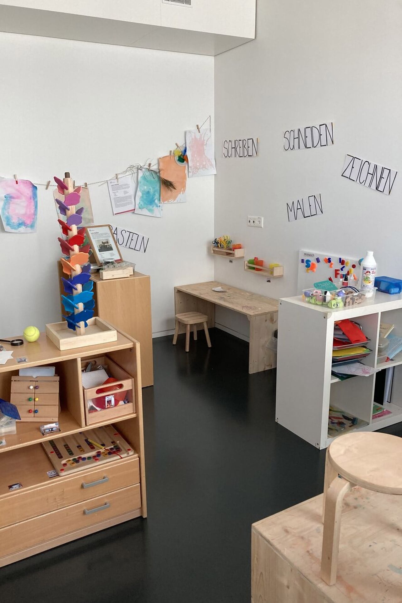 Kita kidsco Campus PH ZH Lernatelier mit Spielzeug und Mobiliar aus Holz