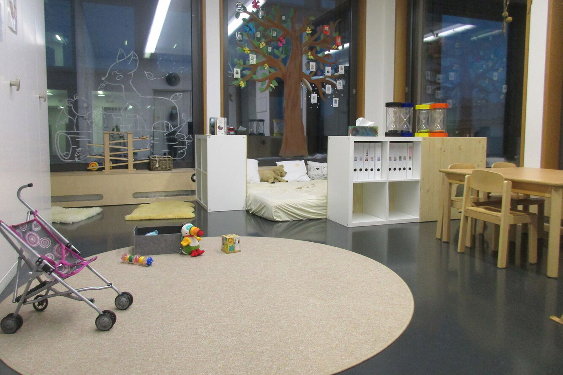 Kita kidsco Campus PH ZH Kita-Raum mit Spielzeug und Mobiliar aus Holz