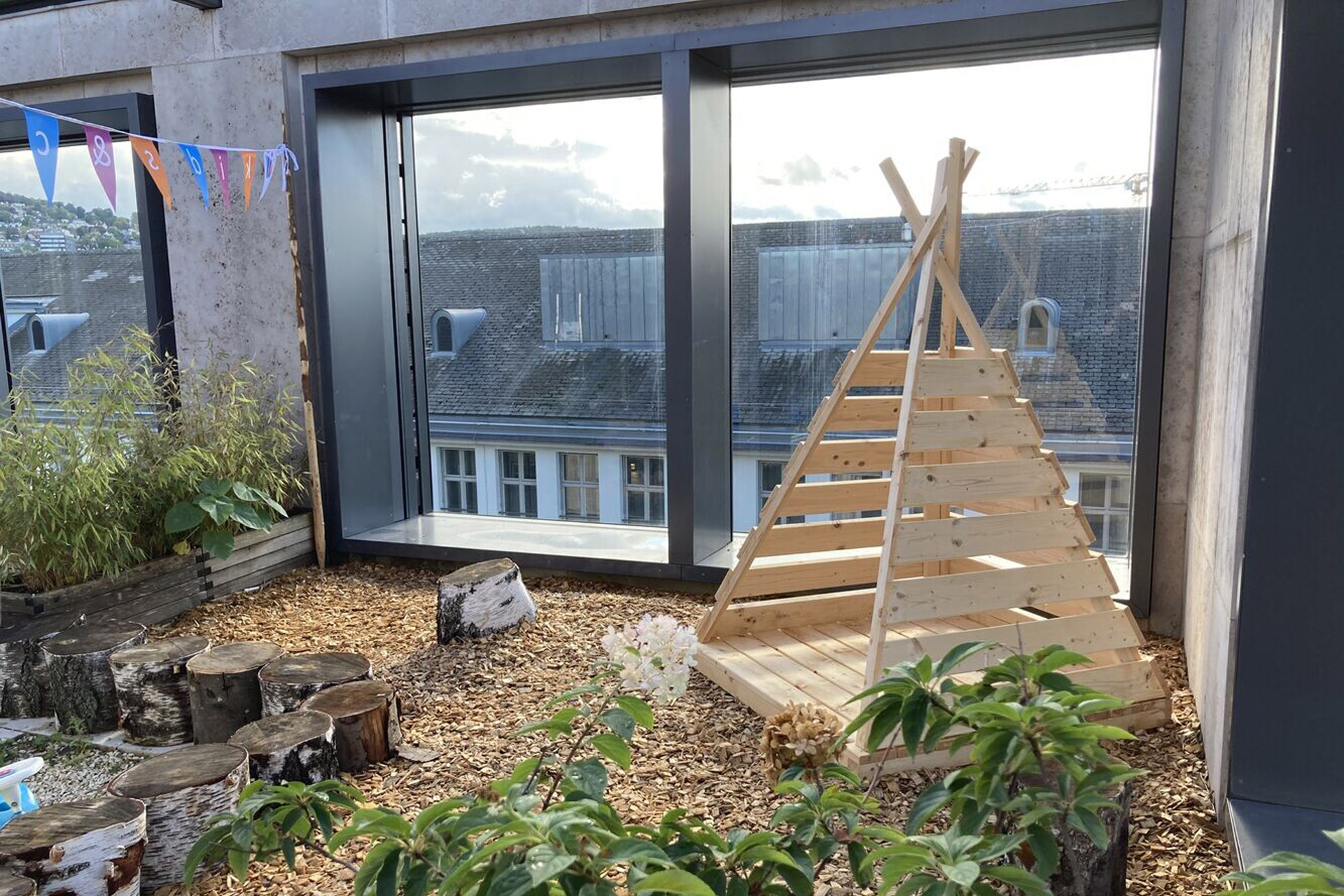 Kita kidsco Campus PH ZH Bild des Holztipis auf der Terrasse