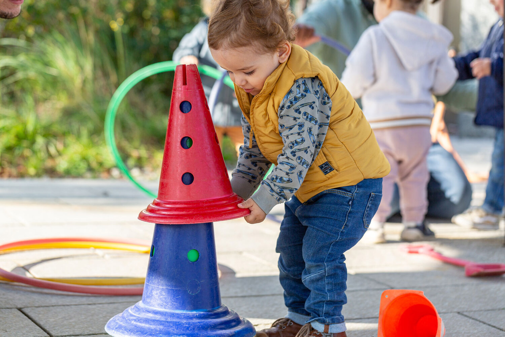 Kita kidsco City Kinder beim Spielen draussen