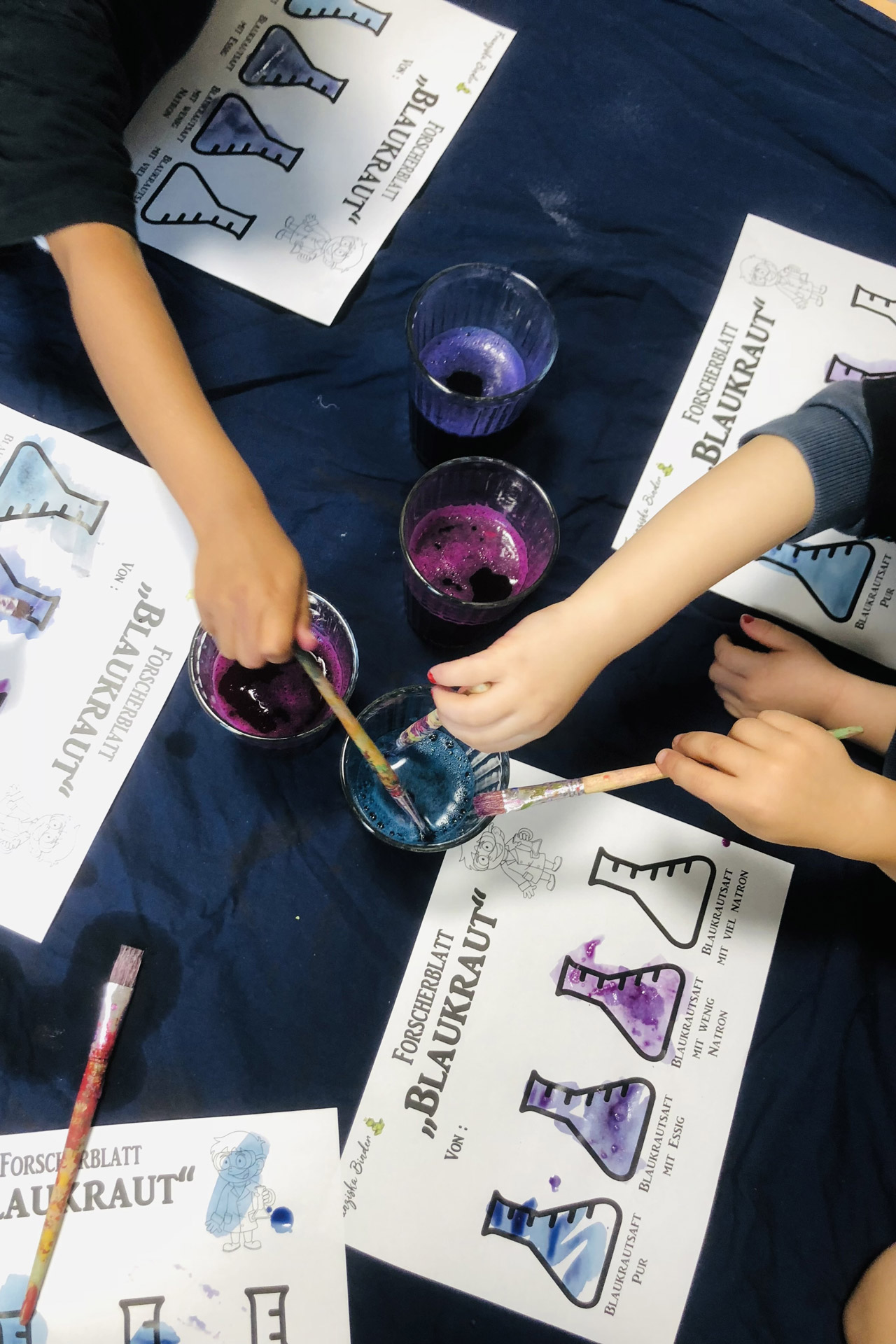 Kita kidsco Europaallee Kinder malen mit natürlicher Farbe aus Blaukraut