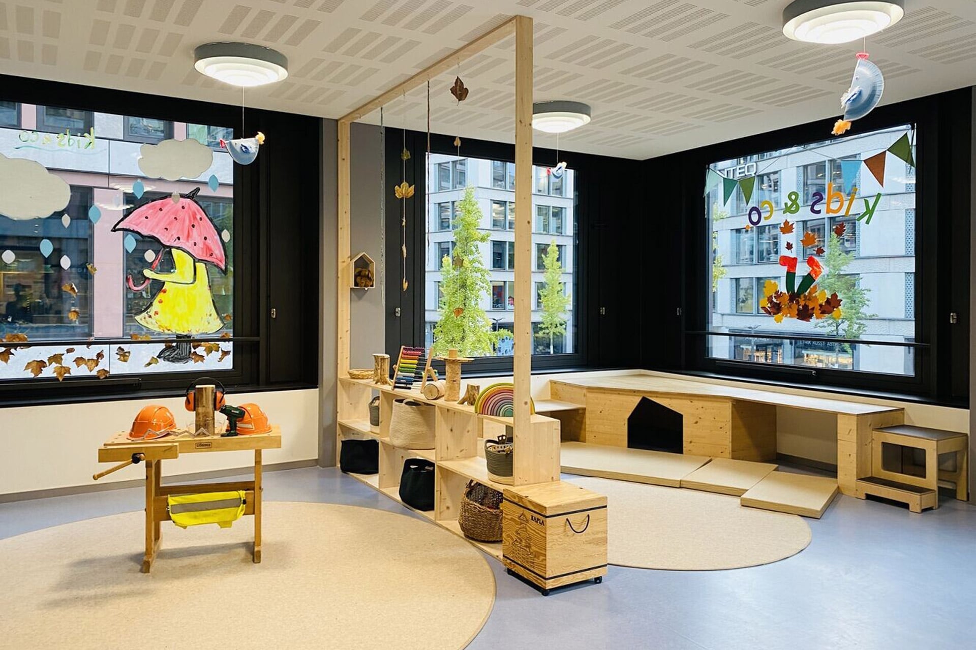 Kita kidsco Europaallee Bildungsraum mit zwei Fensterfronten und Holzmobiliar